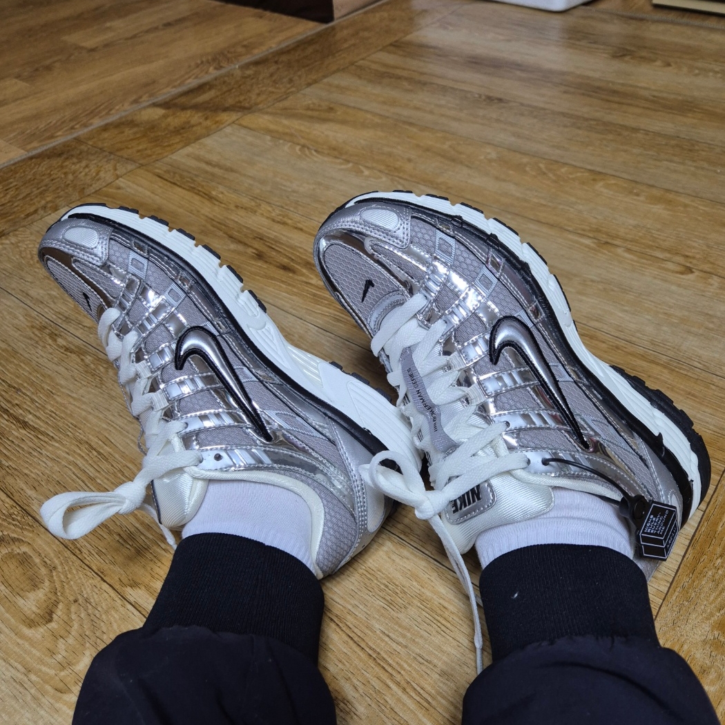 Nike P-6000 Metallic Silver 착용 스타일 - 1