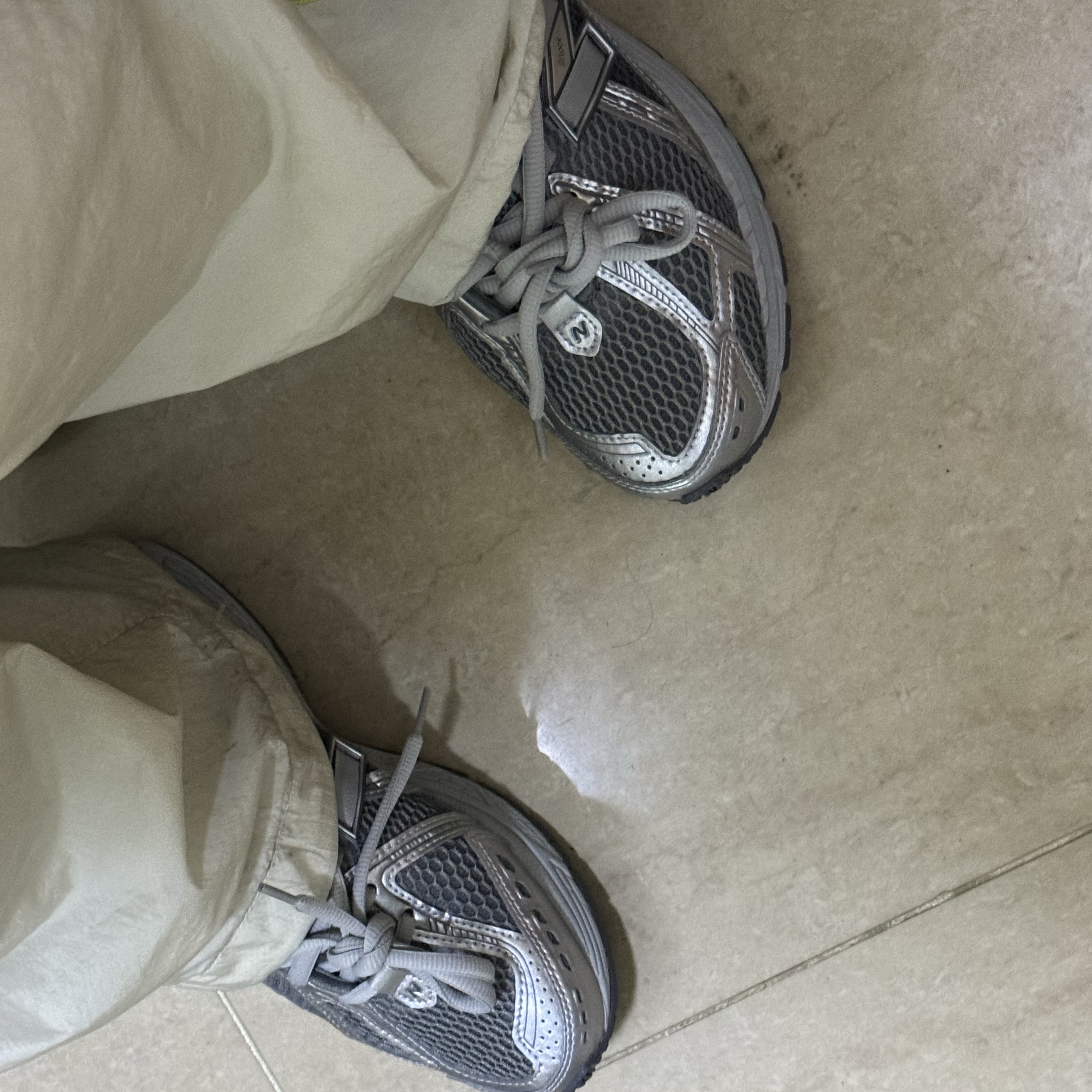 New Balance 1906R Harbor Grey Silver Metalic 착용 스타일 - 1