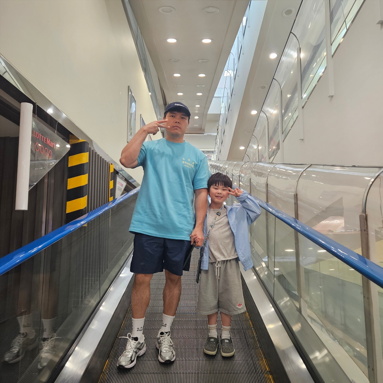 IAB Studio Woven Shorts Navy - The Hyundai Seoul Exclusive, IAB Studio T-Shirt Soda - Shibuya Exclusive 착용 스타일 - 1