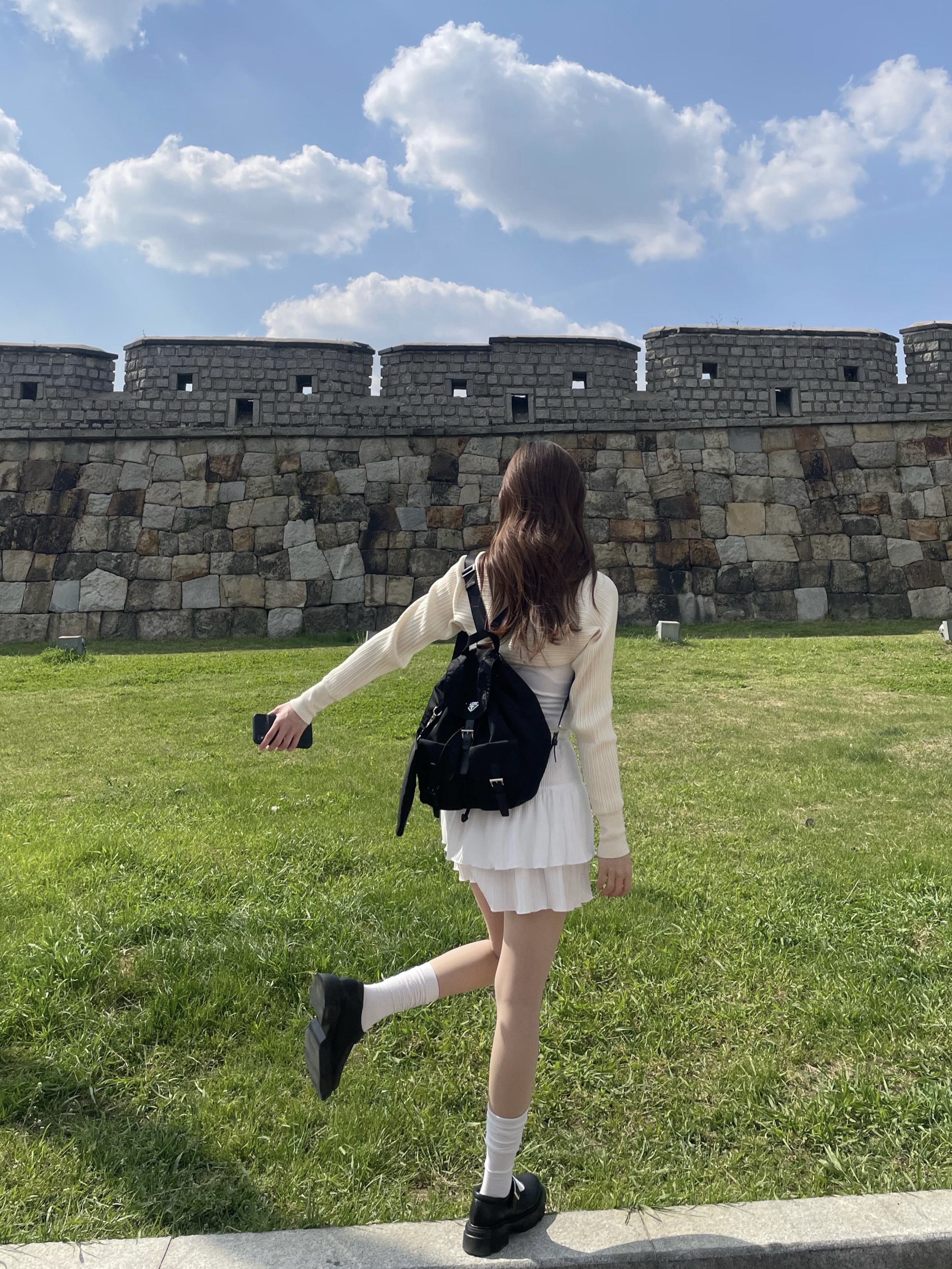 Prada Re-Nylon Medium Backpack Black 착용 스타일