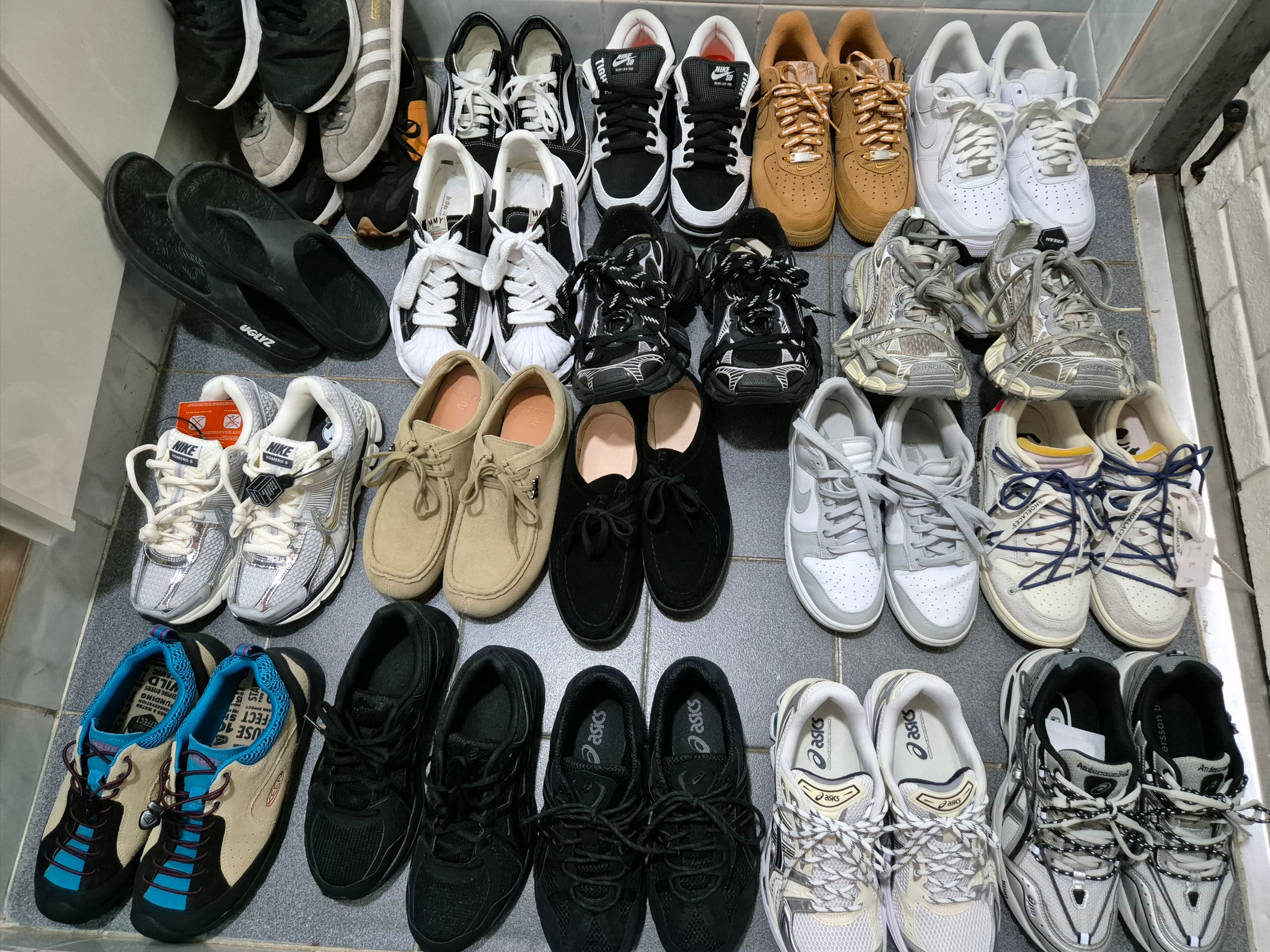 Nike Zoom Vomero 5 Photon Dust Gridiron, Asics x Andersson Bell Gel-1090 Glacier Grey Silver 착용 스타일
