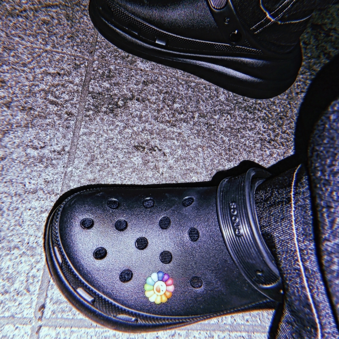 Crocs Classic Crush Clog Black 착용 스타일