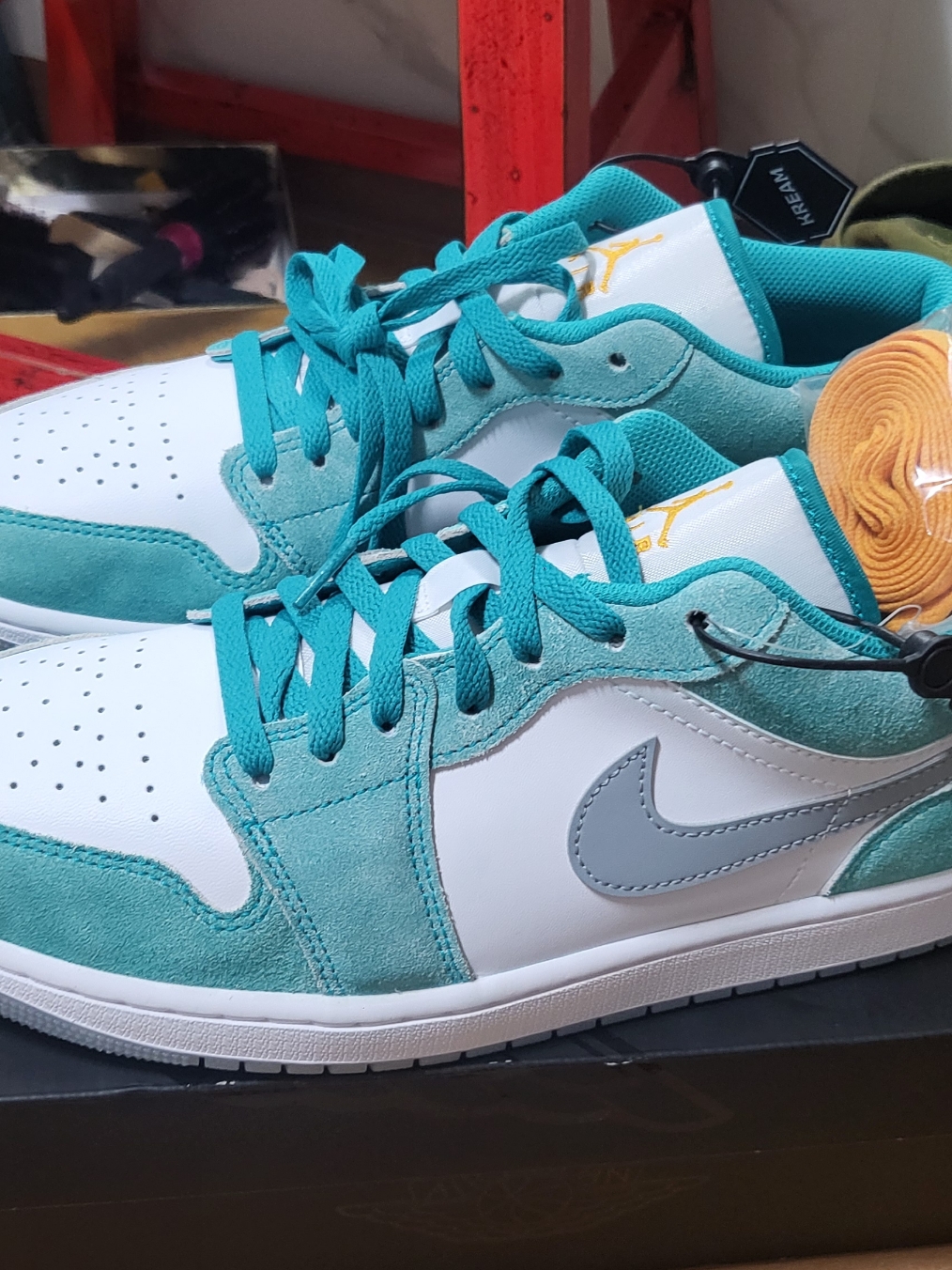 Jordan 1 Low SE New Emerald 착용 스타일 - 3