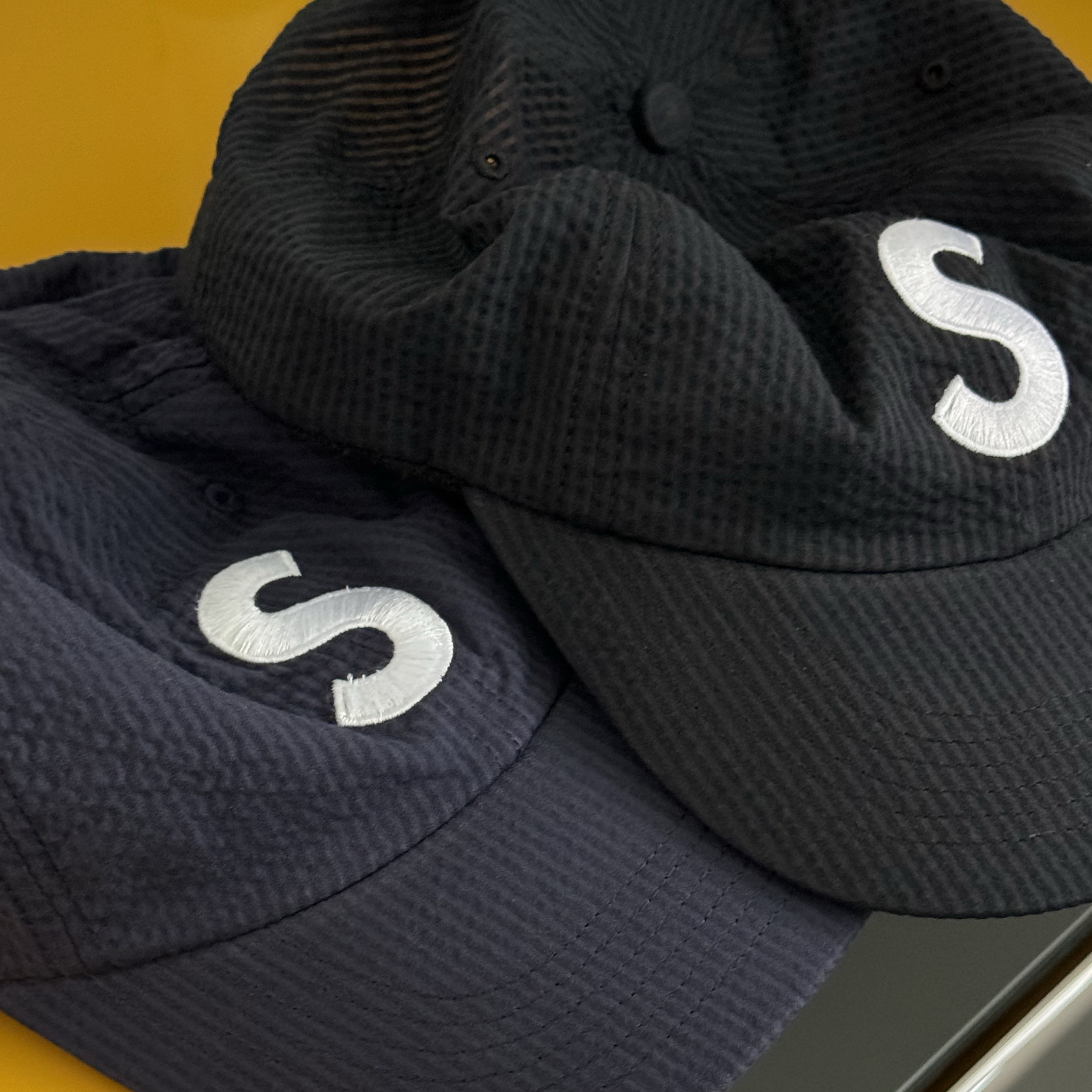 Supreme Seersucker S Logo 6-Panel Black - 24SS, Supreme Seersucker S Logo 6-Panel Navy - 24SS 착용 스타일