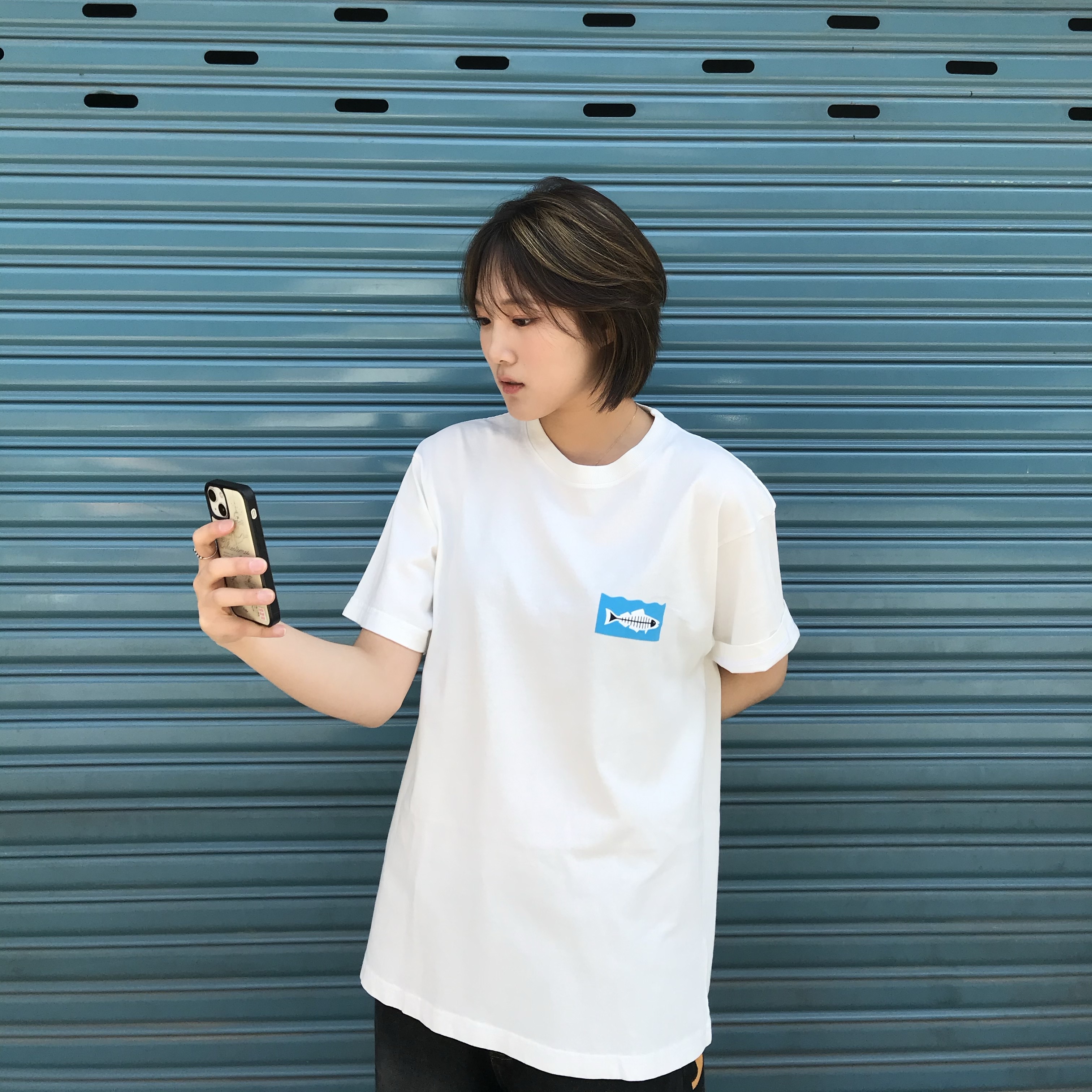 Stussy x Heal The Bay Ocean Pigment Dyed T-Shirt Natural, Stussy x Gang Starr Take It Personal T-Shirt White 착용 스타일 - 1