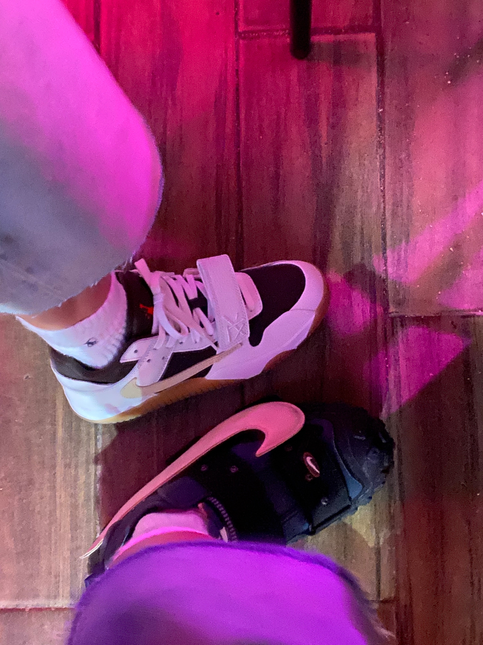 Jordan x Travis Scott Jumpman Jack TR Sail and Dark Mocha, Nike x Cactus Plant Flea Market Air Flea 2 Faded Spruce 착용 스타일