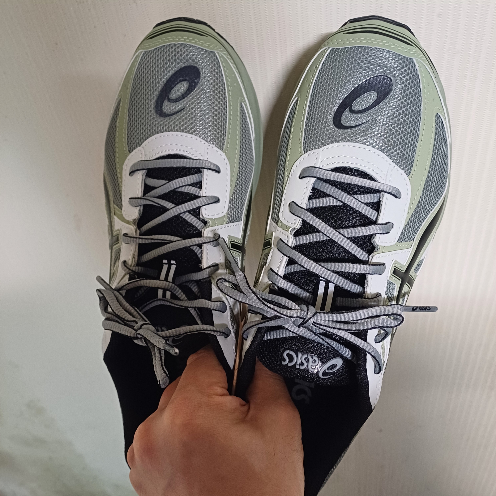 Asics Jog 100 S Sheet Rock - 2E Wide 착용 스타일 - 1