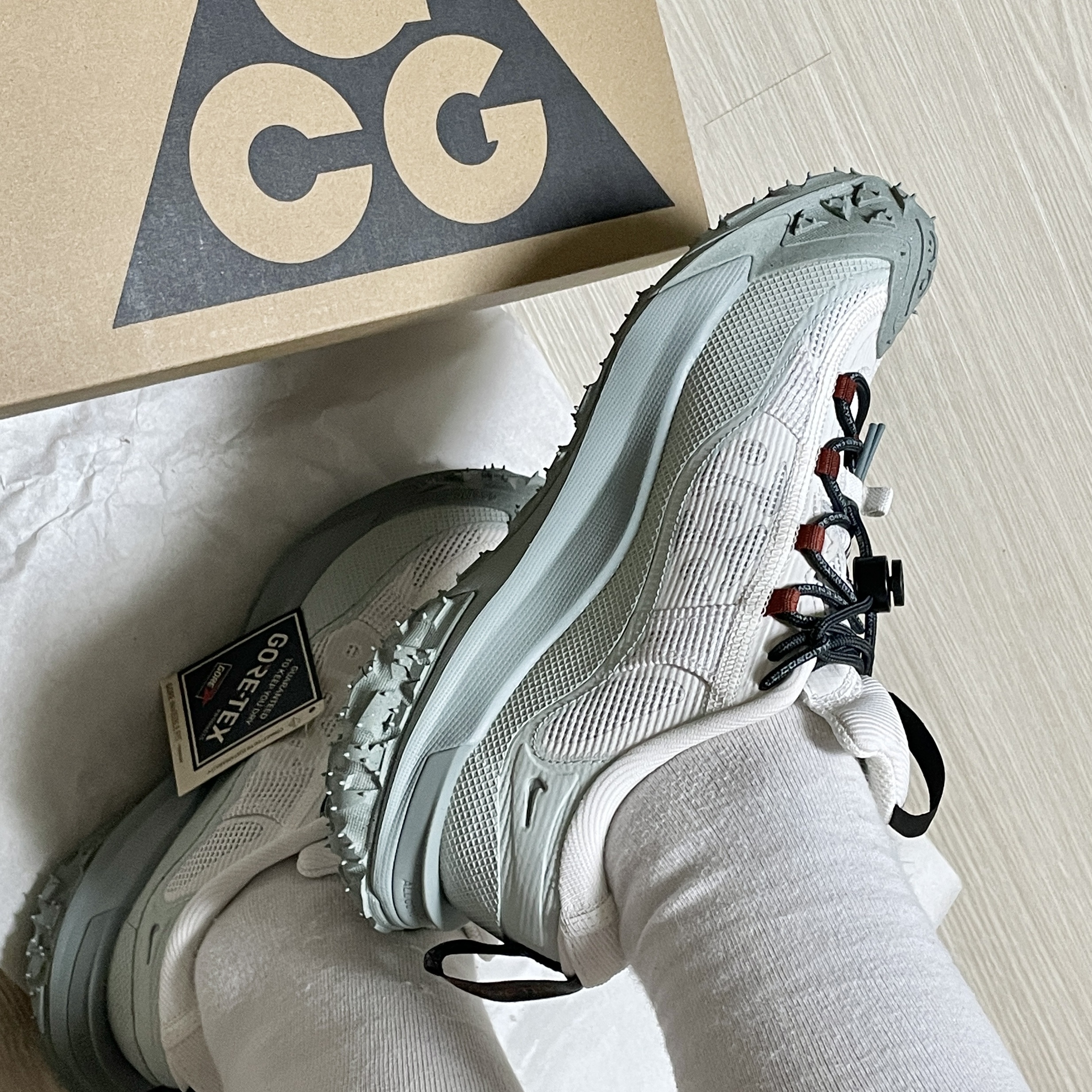 Nike ACG Mountain Fly 2 Low Gore-Tex Phantom Dark Smoke Grey 착용 스타일 - 2