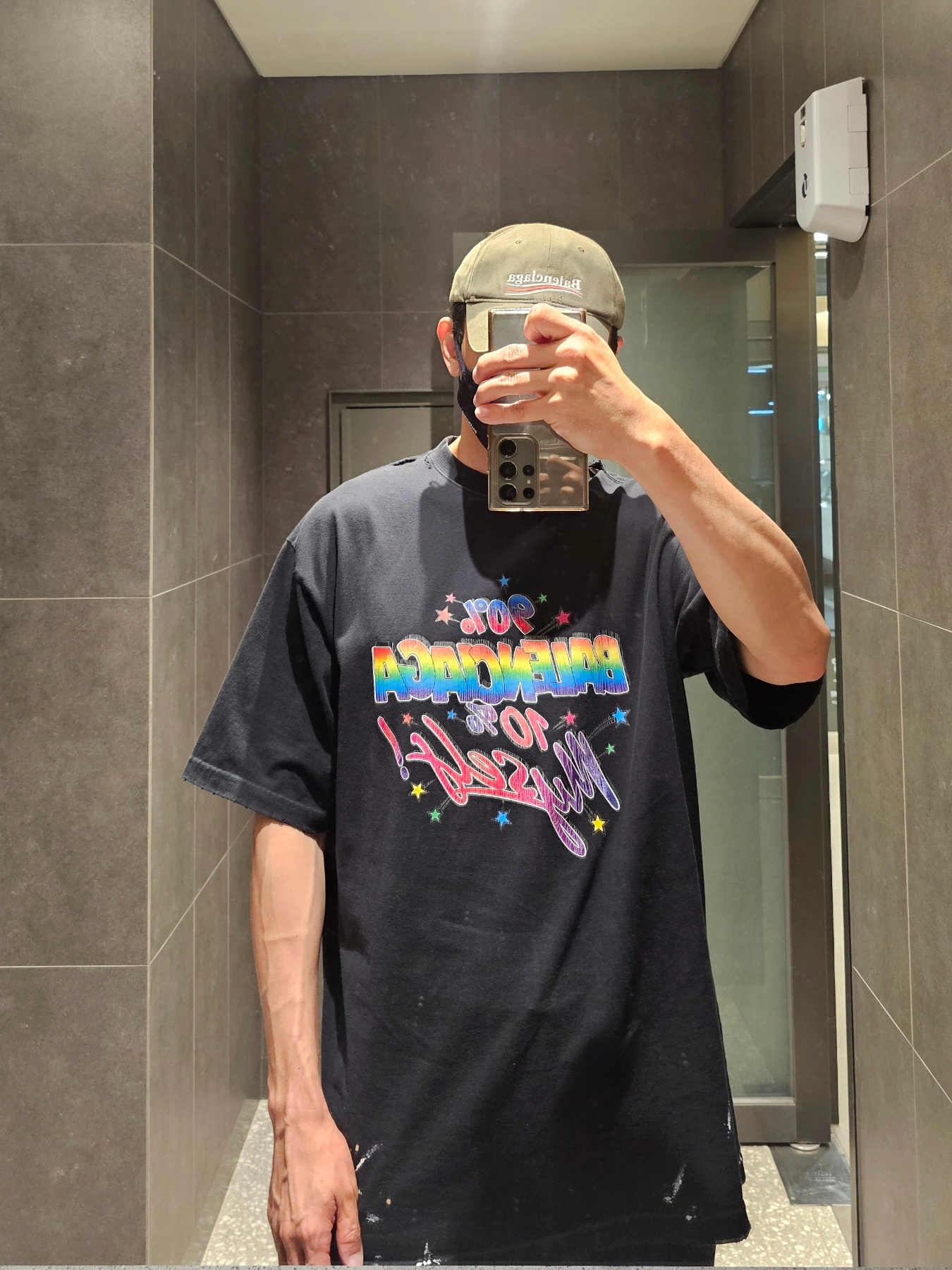 Balenciaga Political Campaign Destroyed Cap Khaki, Balenciaga 90/10 Large Fit T-Shirt Grey 착용 스타일 - 1