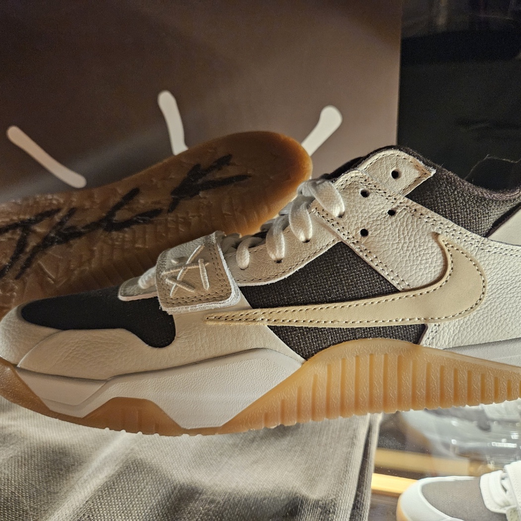 Jordan x Travis Scott Jumpman Jack TR Sail and Dark Mocha 착용 스타일 - 5