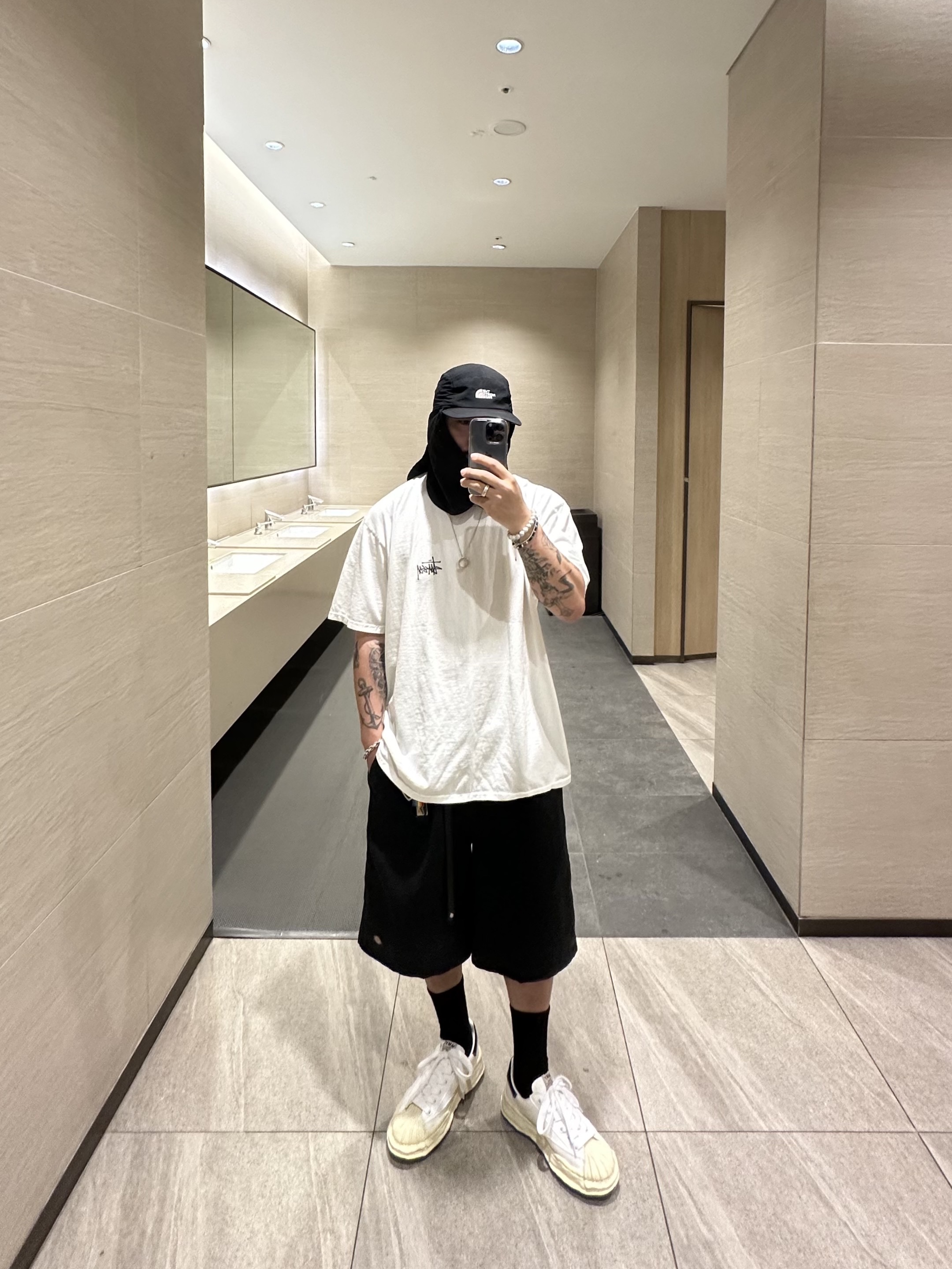 Maison Mihara Yasuhiro Blakey VL OG Sole Canvas Low-top Sneakers White, Stussy Basic Stussy Pigment Dyed T-Shirt Natural 2023 착용 스타일 - 1