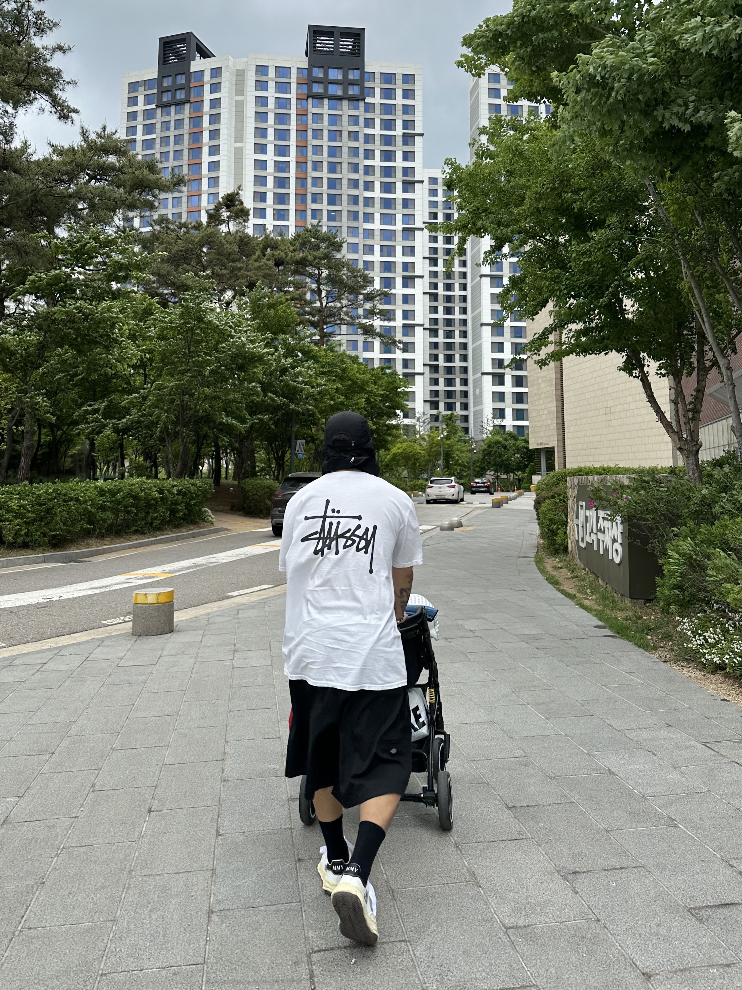 Maison Mihara Yasuhiro Blakey VL OG Sole Canvas Low-top Sneakers White, Stussy Basic Stussy Pigment Dyed T-Shirt Natural 2023 착용 스타일 - 4