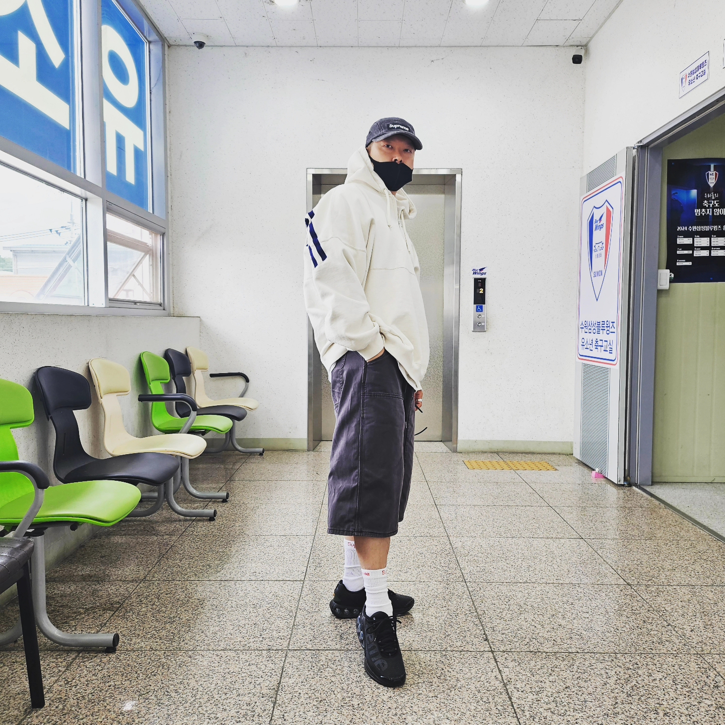 Supreme Denim Camp Cap Washed Black - 22FW, Supreme Wrapped Half Zip Hooded Sweatshirt Stone - 24SS 착용 스타일 - 2