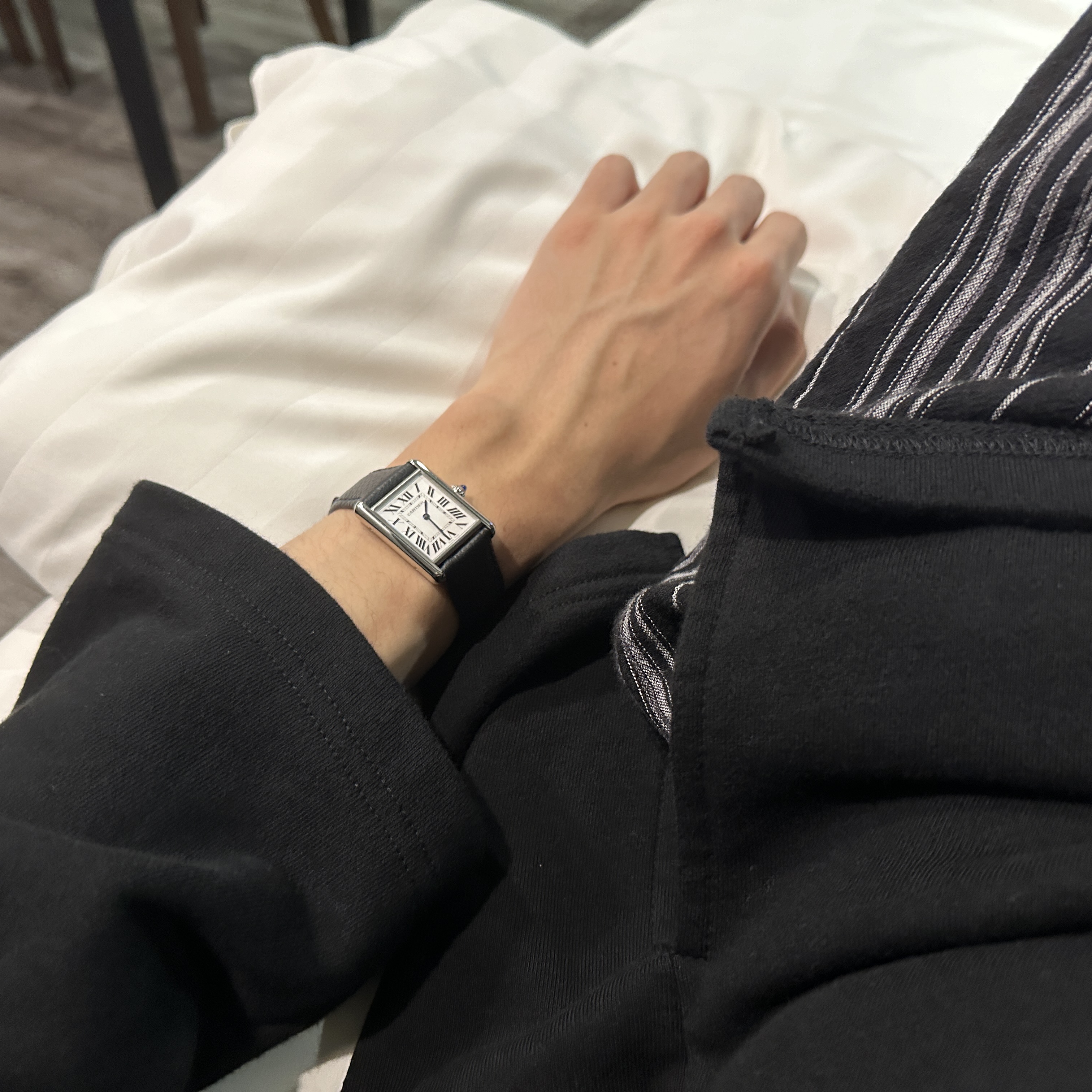 Cartier Tank Must Watch Large Quartz Steel Calfskin Black 착용 스타일