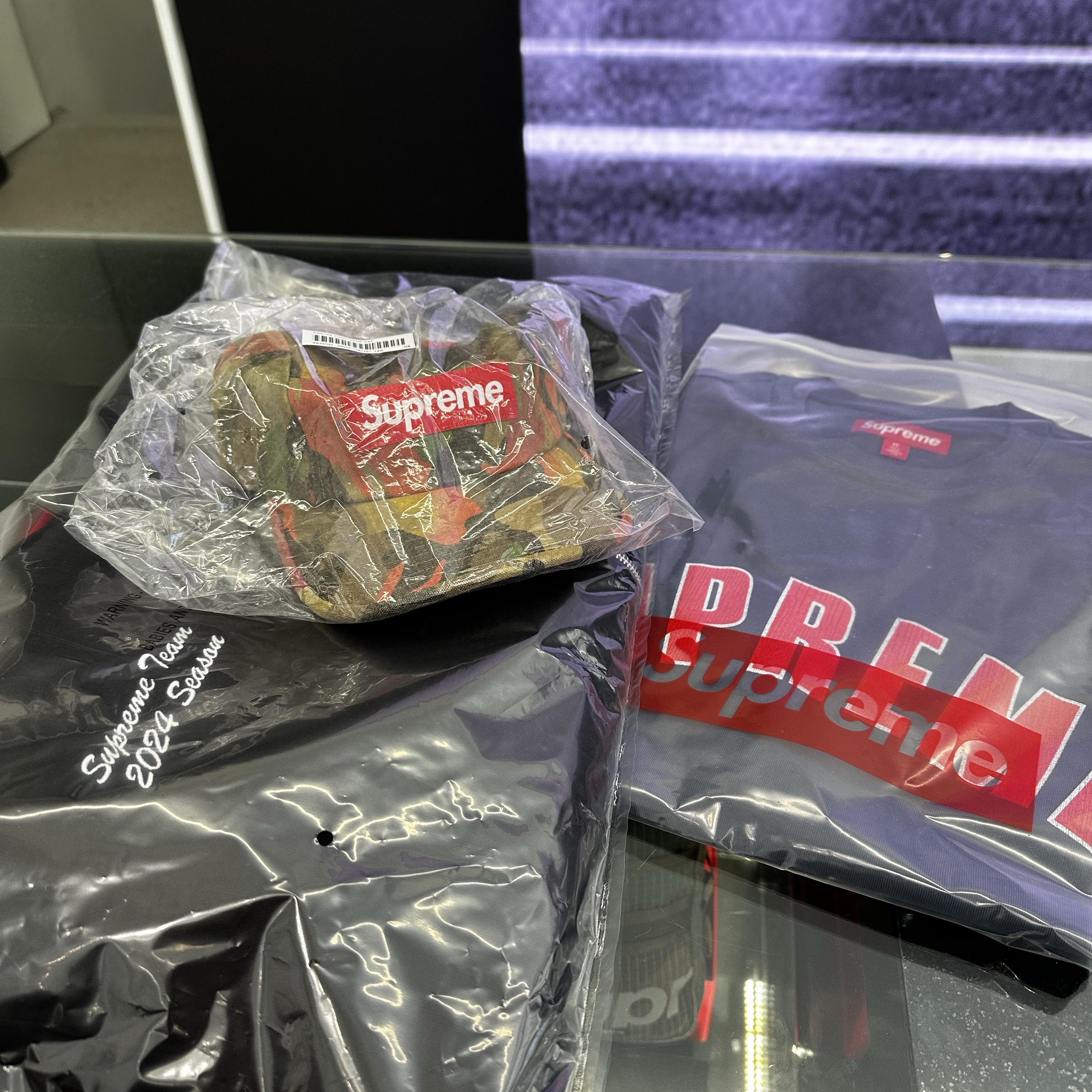 Supreme Military Camp Cap Flecktarn Camo - 23FW, Supreme Salvation Zip Up Hooded Sweatshirt Black - 24SS 착용 스타일 - 2