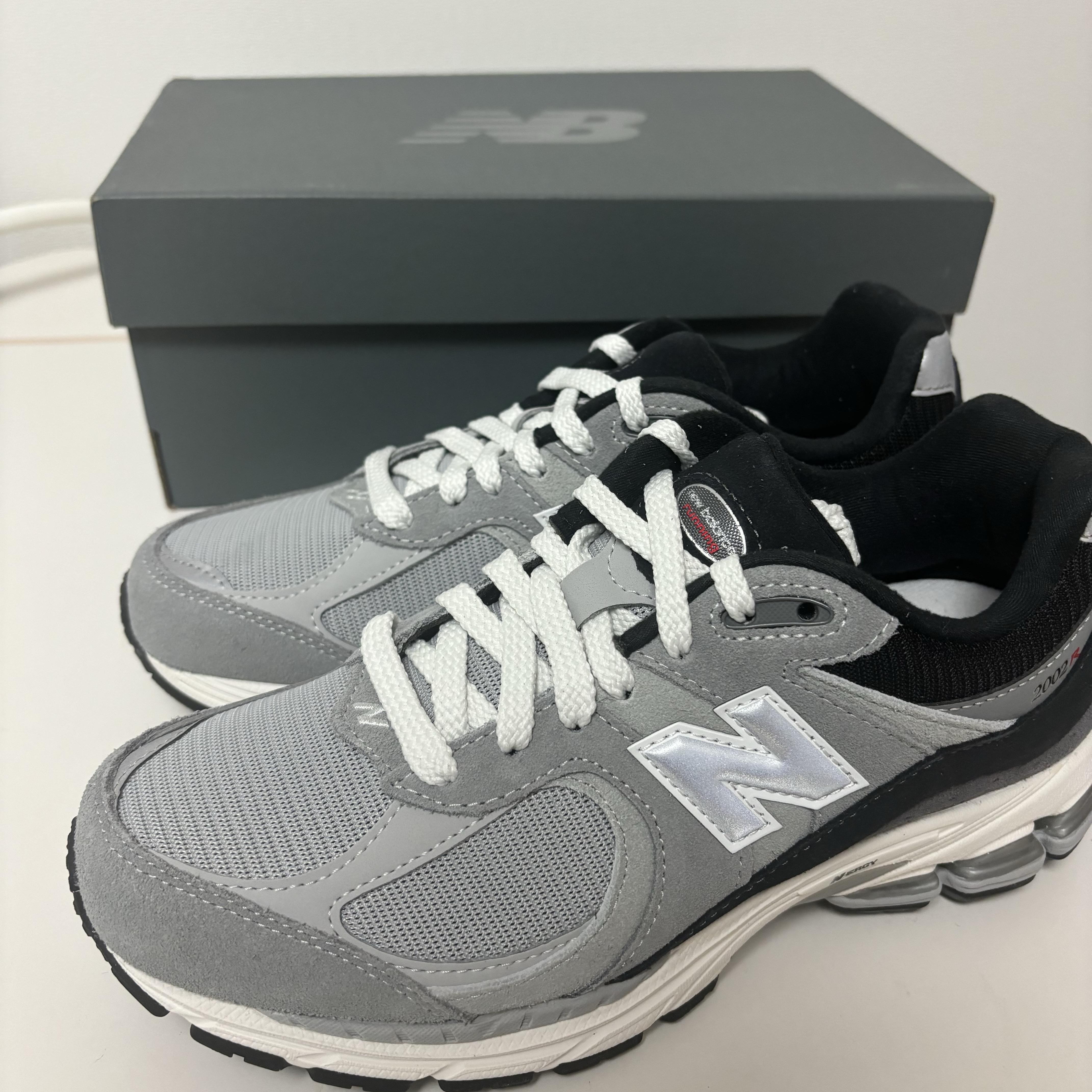 New Balance 2002R Grey Black - D Standard 착용 스타일