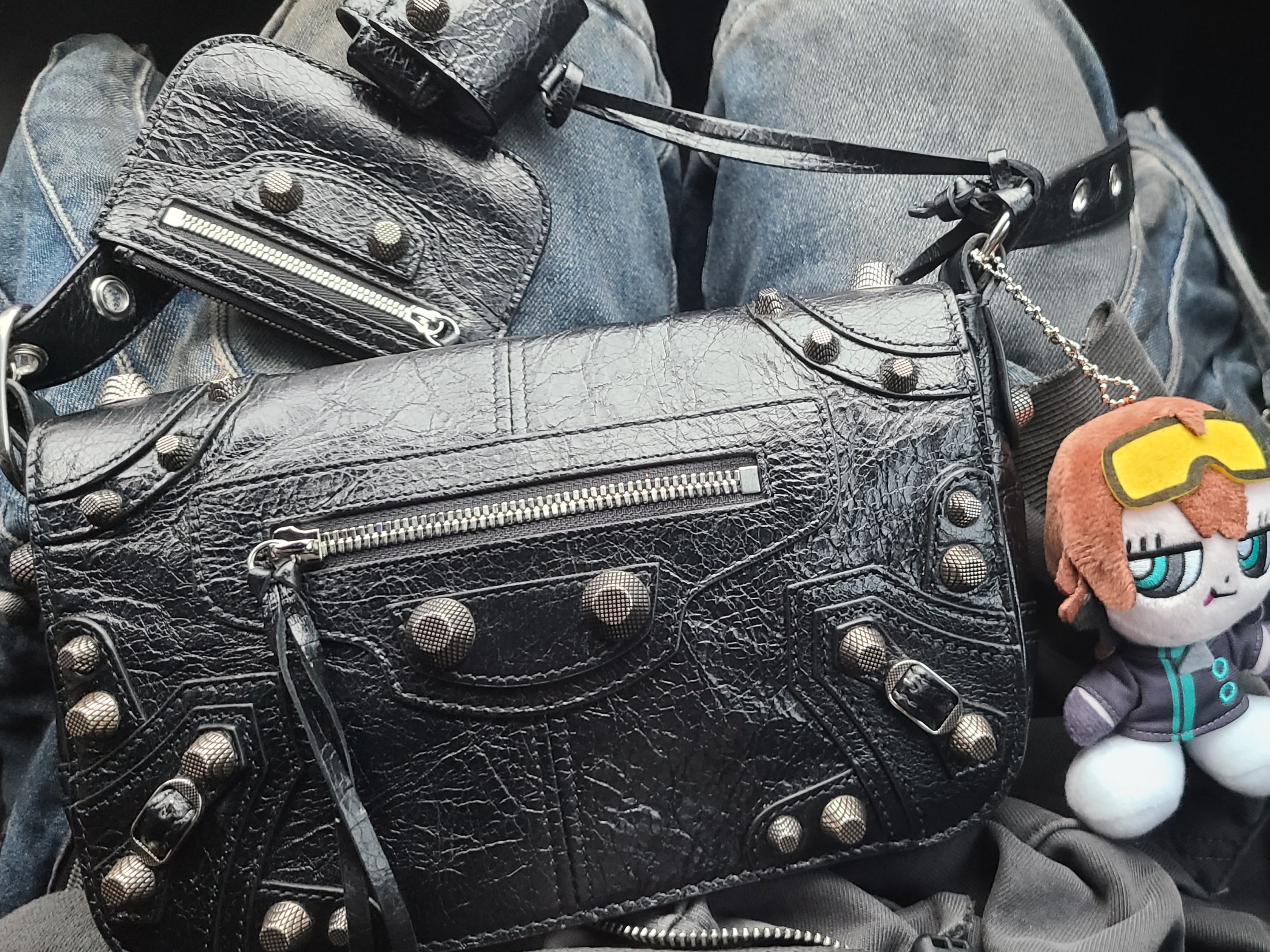 Balenciaga Arena Lambskin Aged Silver Hardware Le Cagole XS Flap Bag Black 착용 스타일