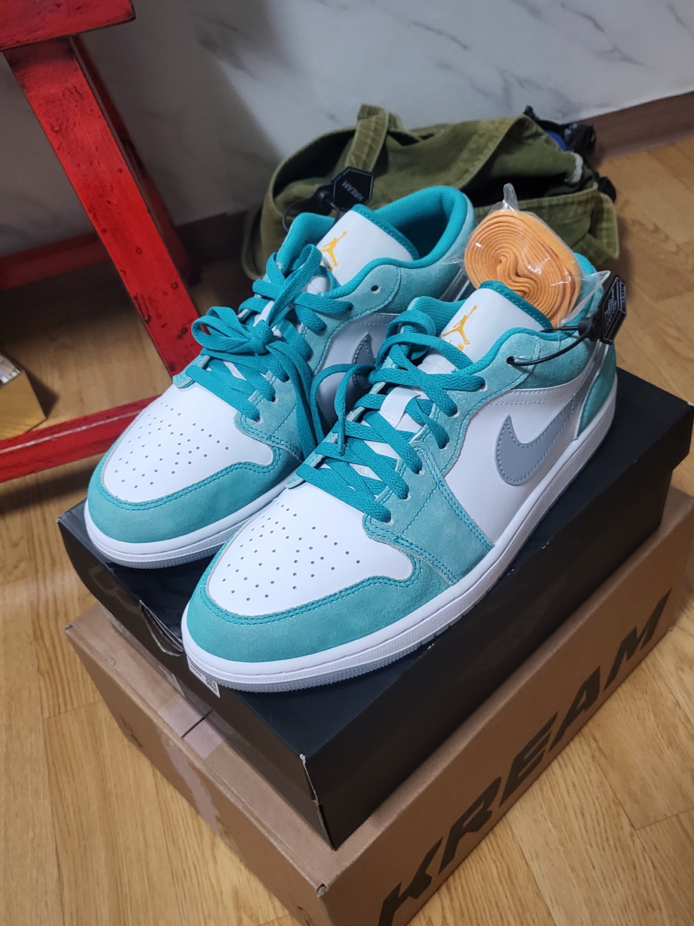Jordan 1 Low SE New Emerald 착용 스타일 - 2