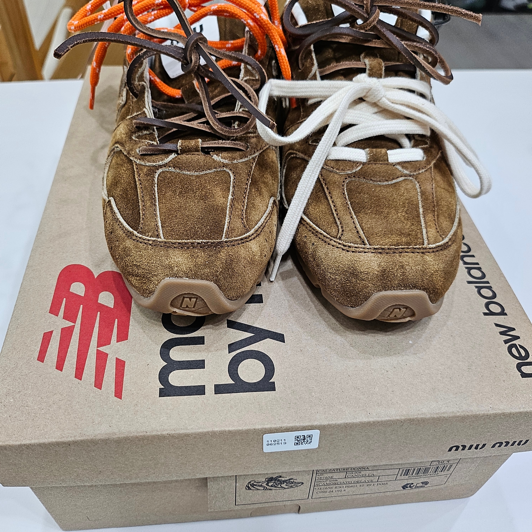 (W) New Balance x Miu Miu 530 Suede Mesh Sneakers Cinnamon 착용 스타일 - 2