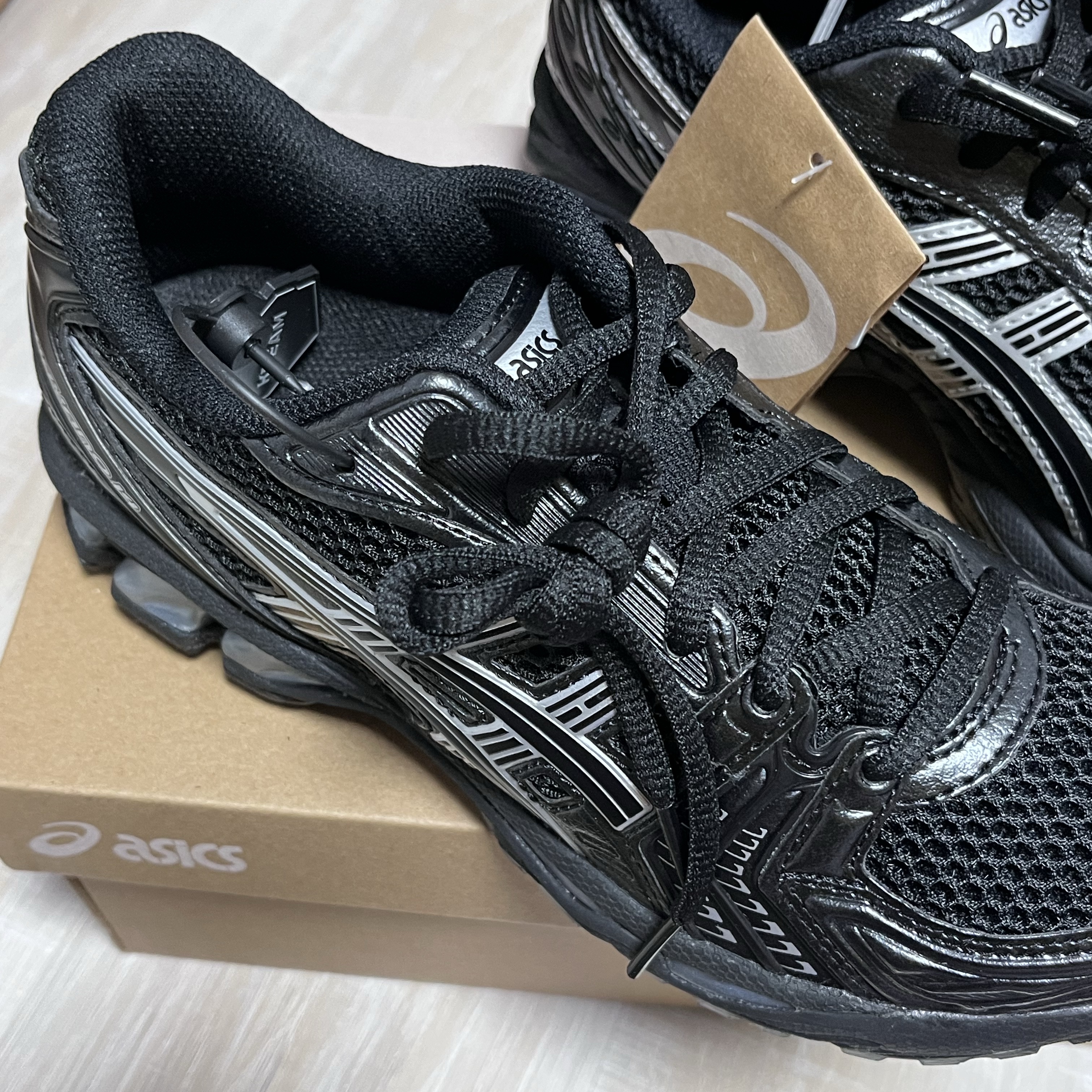 Asics Gel-Kayano 14 Black Pure Silver 착용 스타일 - 2