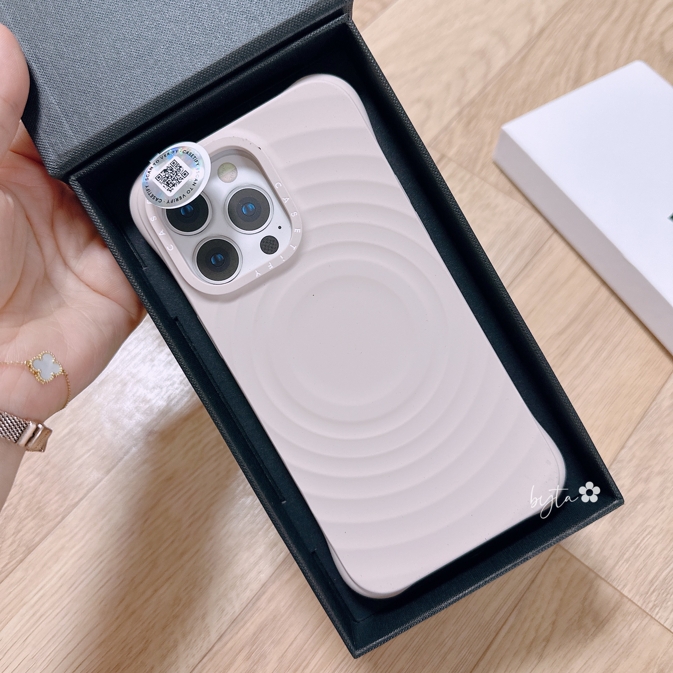 Casetify iPhone MagSafe Ripple Case Oat 착용 스타일