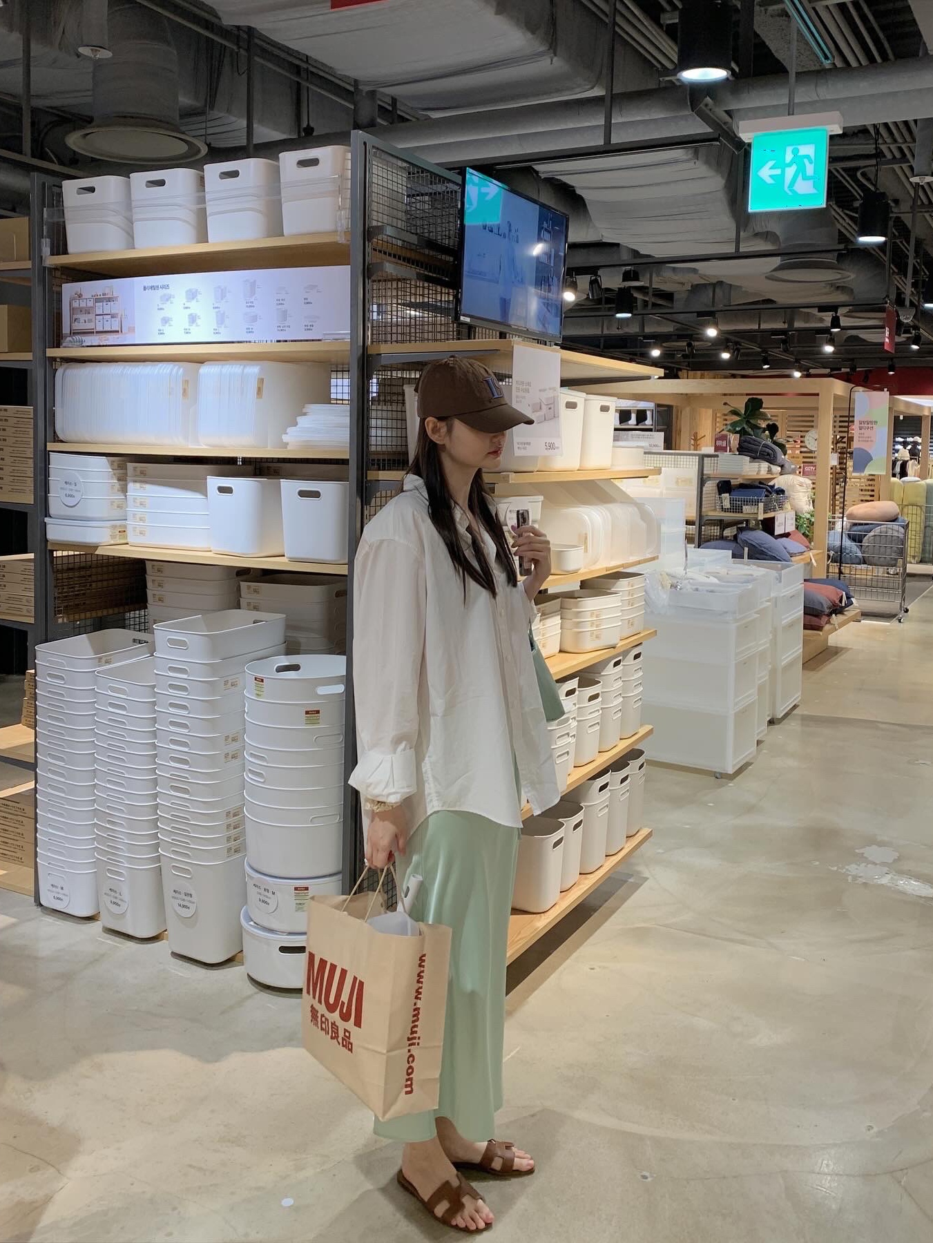 Hai Little Silk Bag Light Green, (W) Hermes Oran Sandal Calfskin & Gold Piqures Ecrues 착용 스타일 - 3