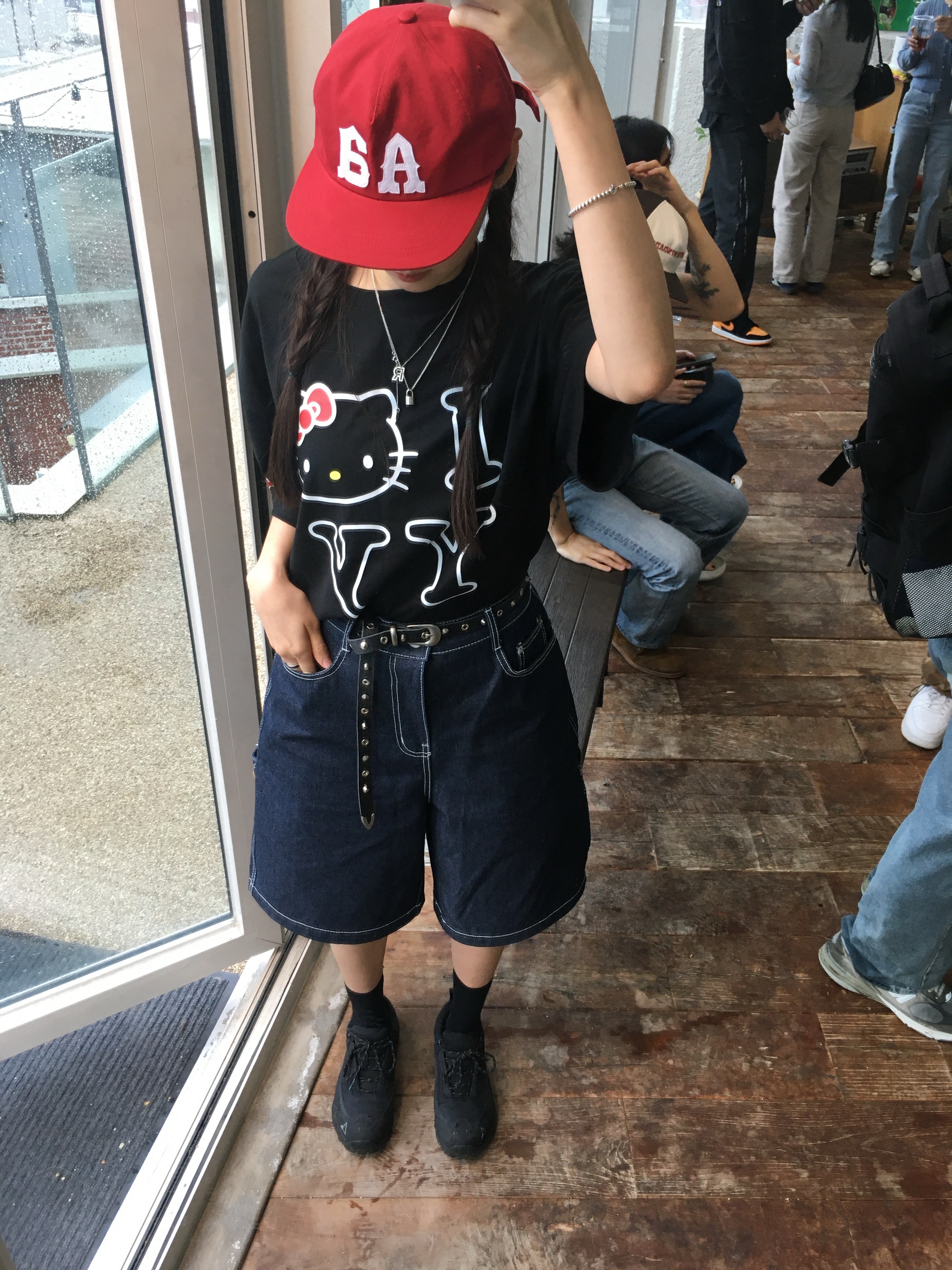 Open Yy x Hello Kitty T-Shirt Black, Roa Hiking Katharina Black 착용 스타일