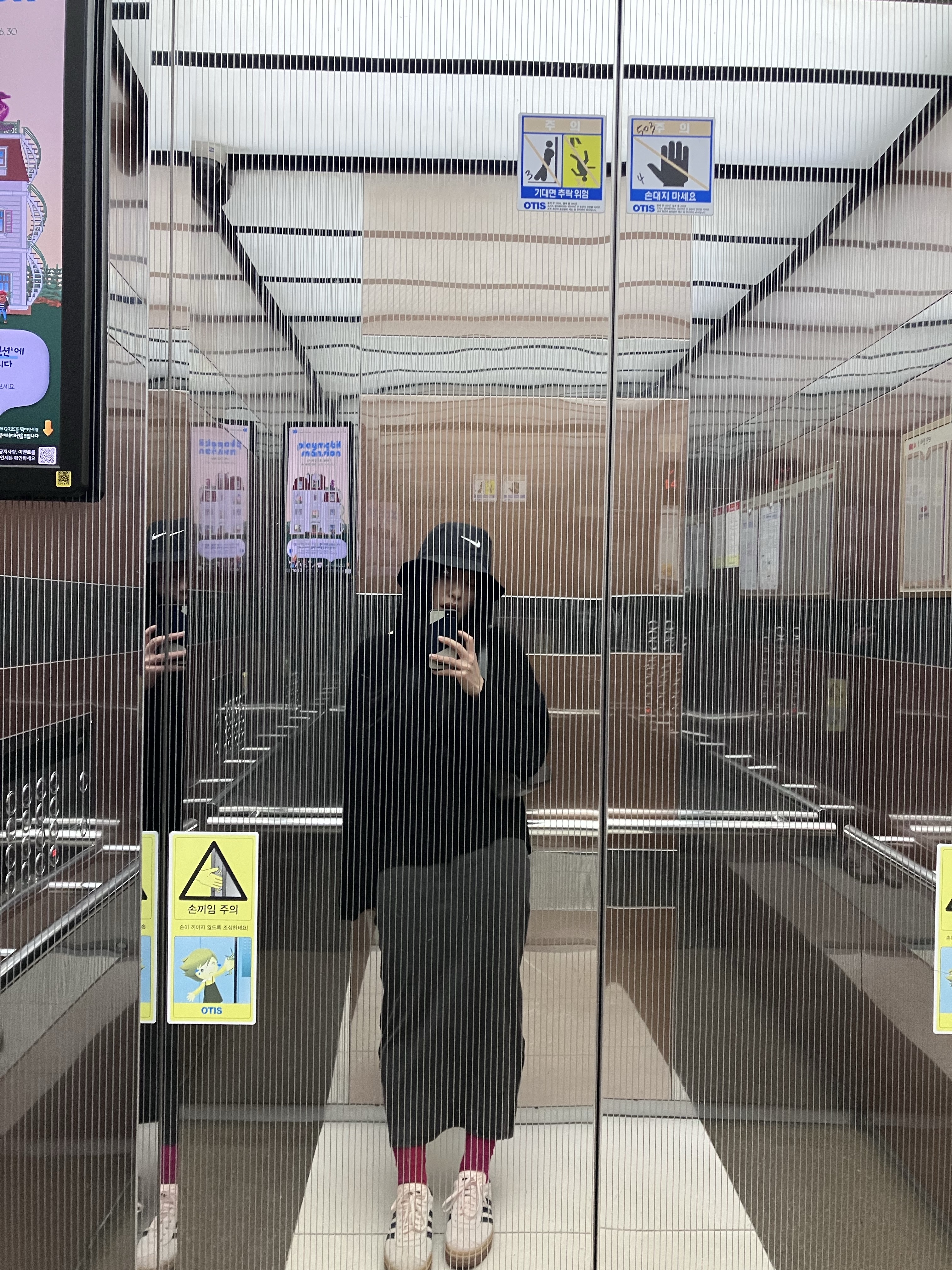 Nike Apex Swoosh Bucket Hat Black White, (W) Adidas Gazelle Bold Wonder Quartz Core Black 착용 스타일