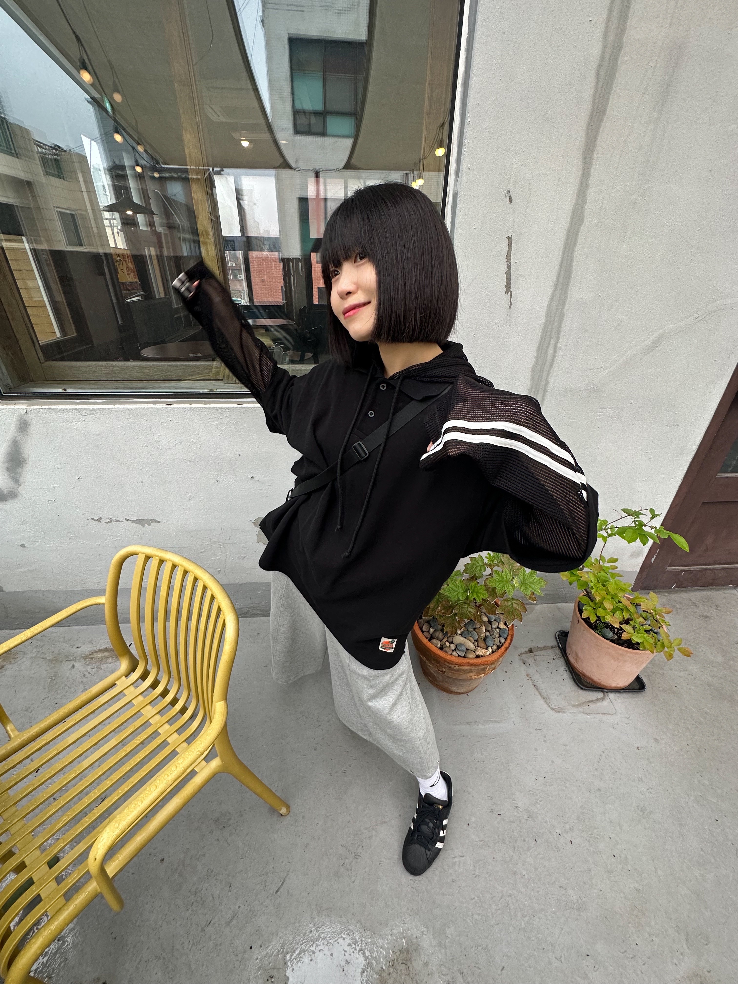 Adidas Superstar Core Black White 착용 스타일 - 6