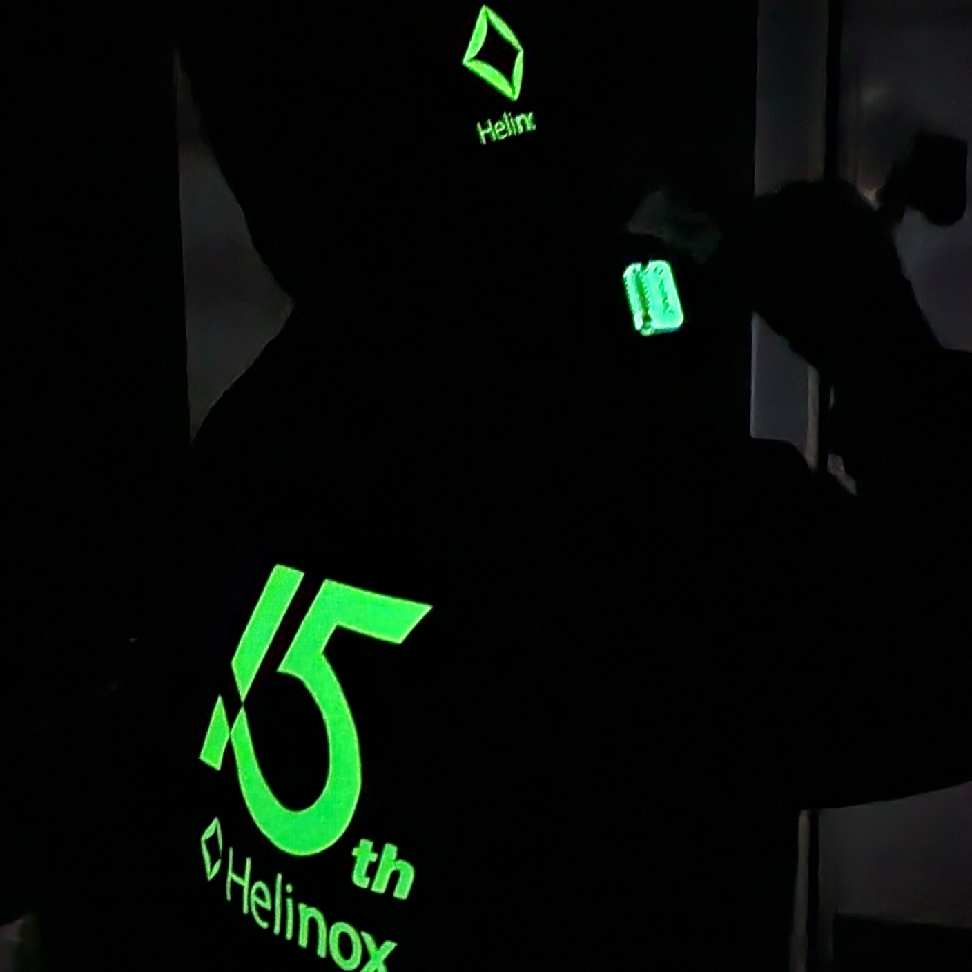 Helinox 15th Anniversary Hoodie Black, Helinox 15th Anniversary Zipperpull Thermometer Lumazip Light Stored Black 착용 스타일 - 1