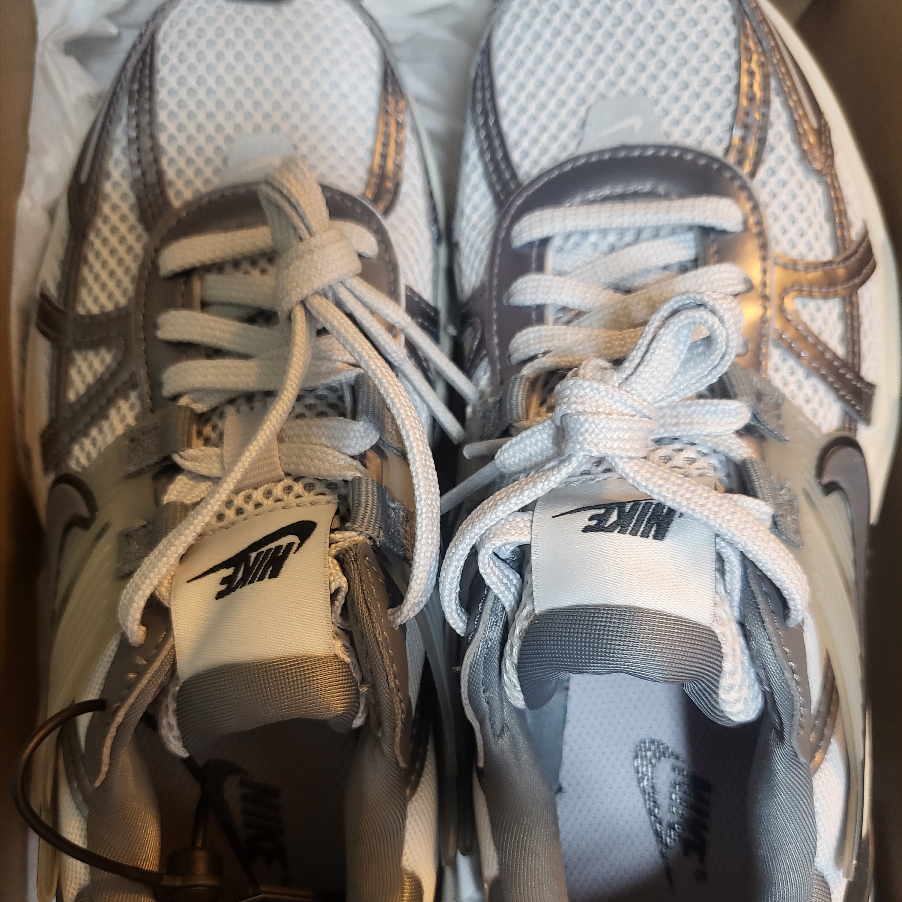 Nike V2K Run Pure Platinum Wolf Grey 착용 스타일 - 2
