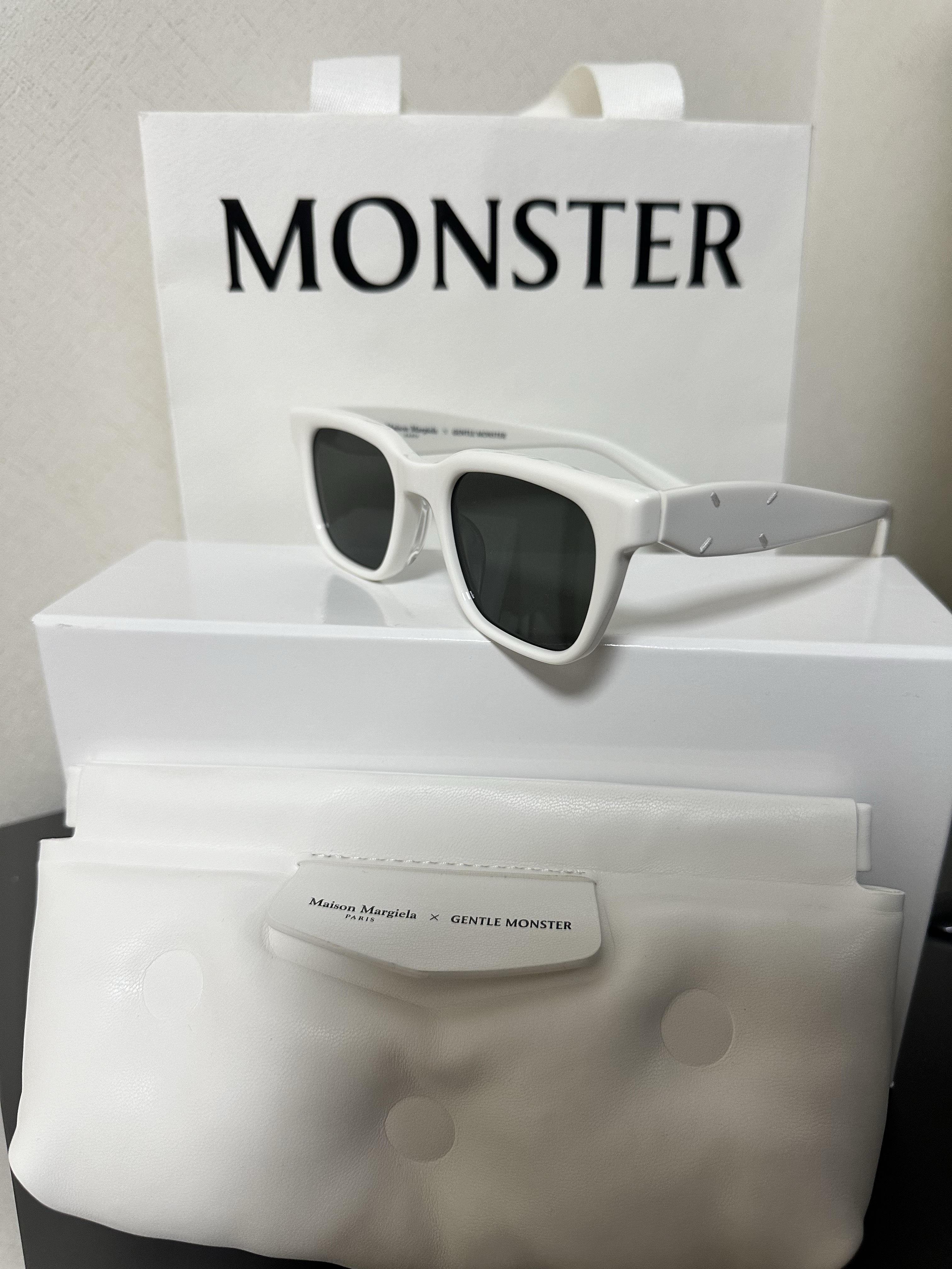 Gentle Monster x Maison Margiela MM110 White Black 착용 스타일