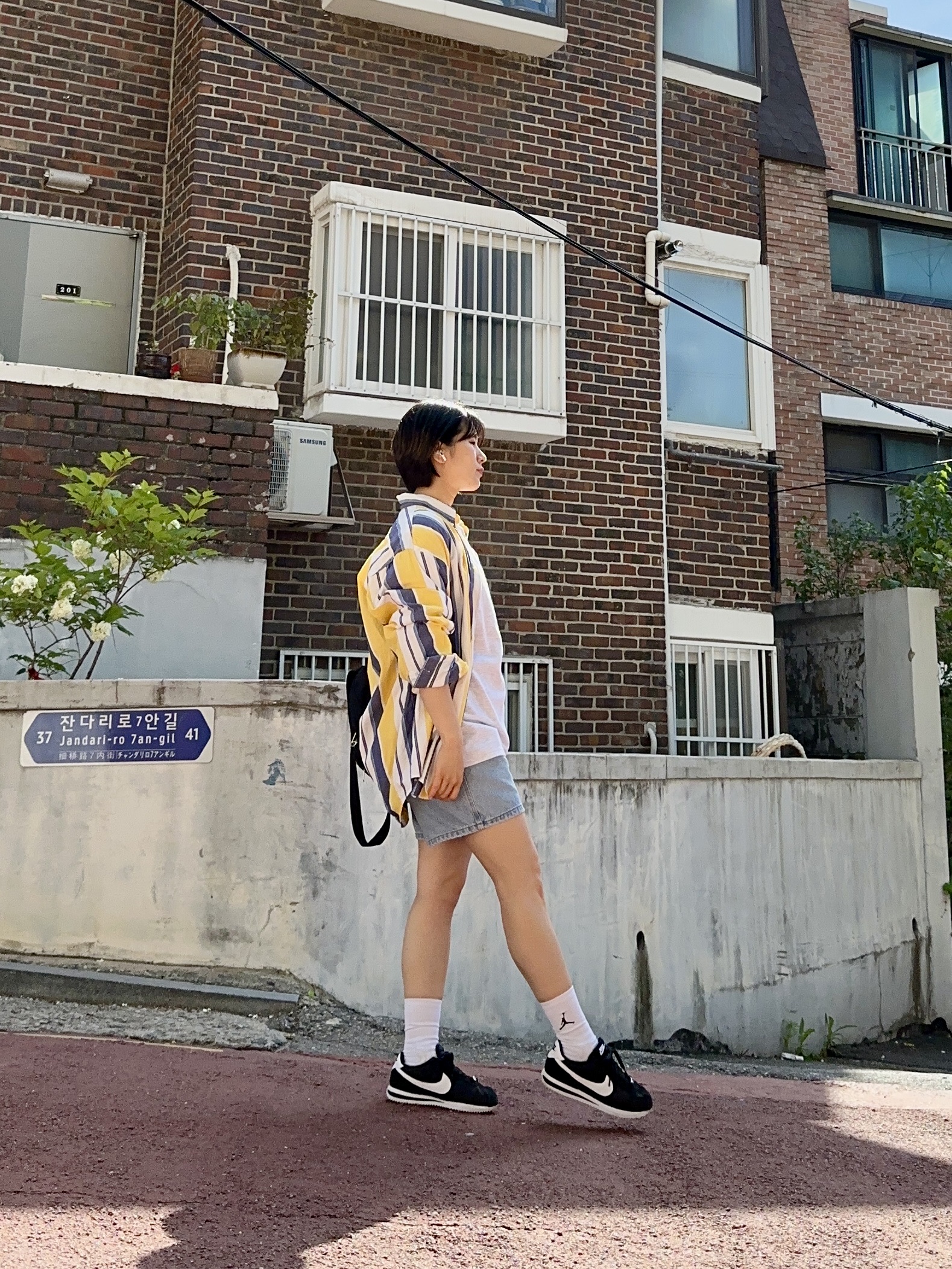 (W) Nike Cortez Black and White, Jansport Half Pint Mini Backpack Black 착용 스타일 - 2