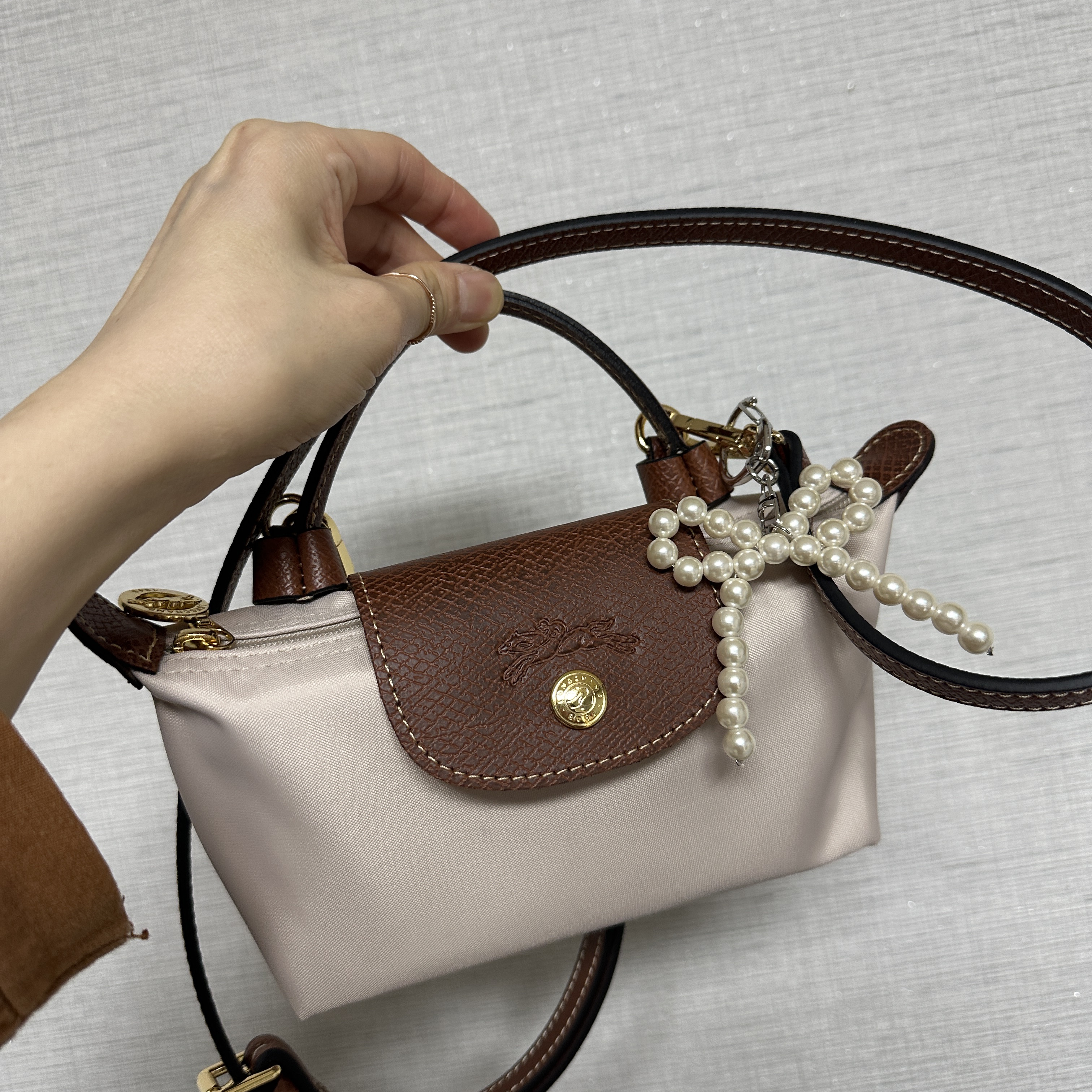 Longchamp Le Pliage Original Handle Pouch Paper 착용 스타일