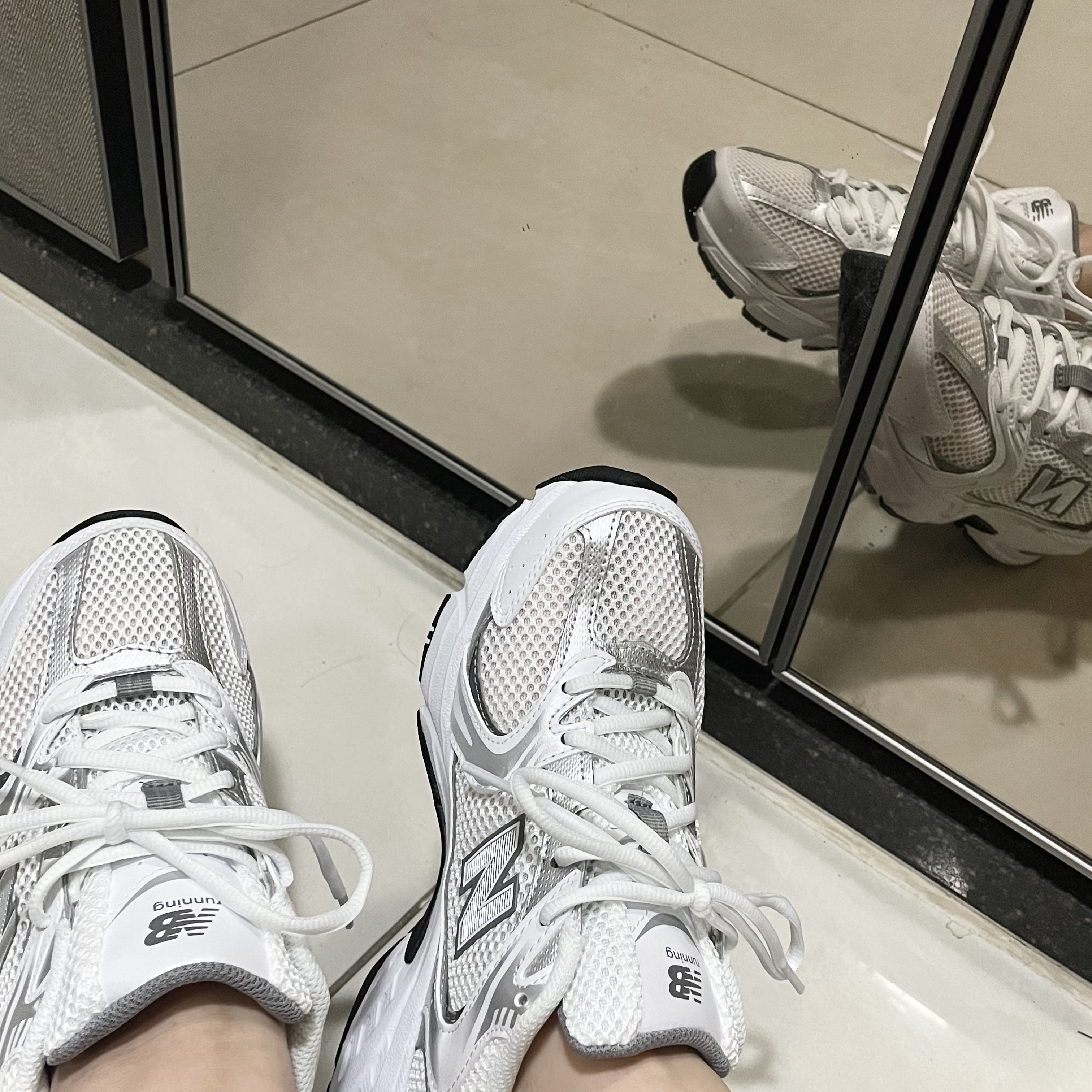 New Balance 530 White Silver 착용 스타일