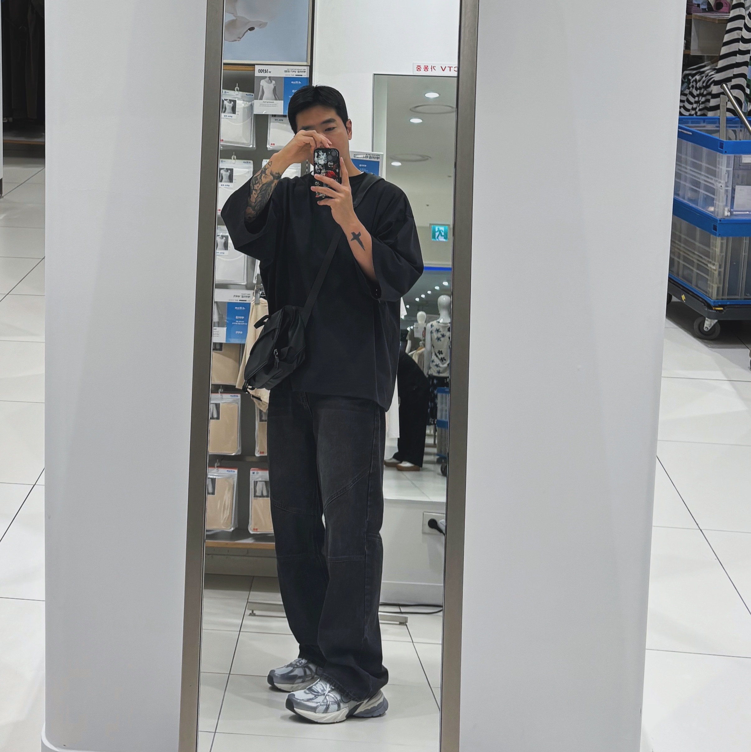 Yeezy Gap Engineered By Balenciaga Dove 3/4 Sleeve T-Shirt Black, Nike V2K Run Pure Platinum Wolf Grey 착용 스타일