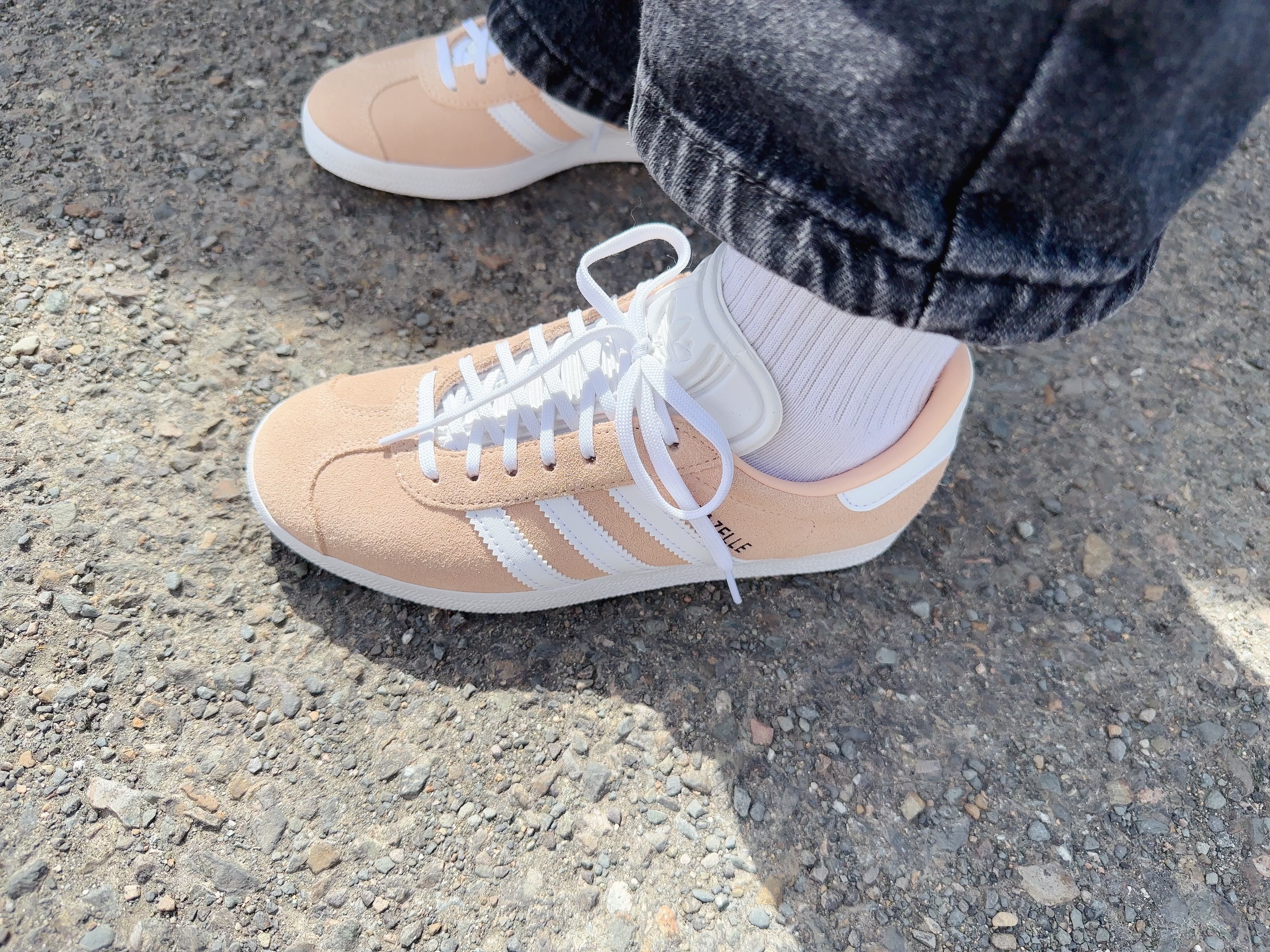Adidas Gazelle Collegiate Burgundy, (W) Adidas Gazelle Halo Blush Cloud White 착용 스타일 - 5