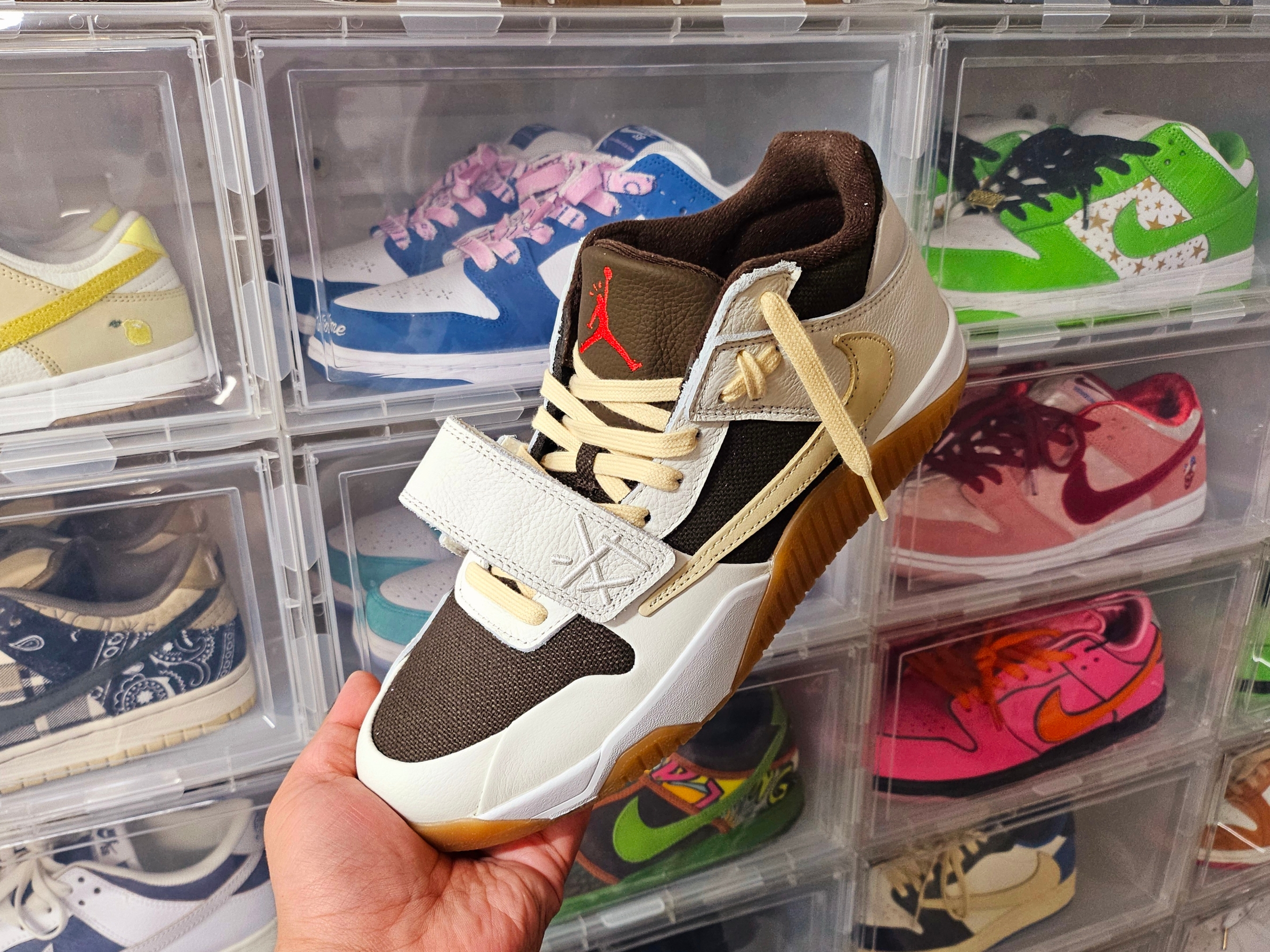 Jordan x Travis Scott Jumpman Jack TR Sail and Dark Mocha 착용 스타일 - 1