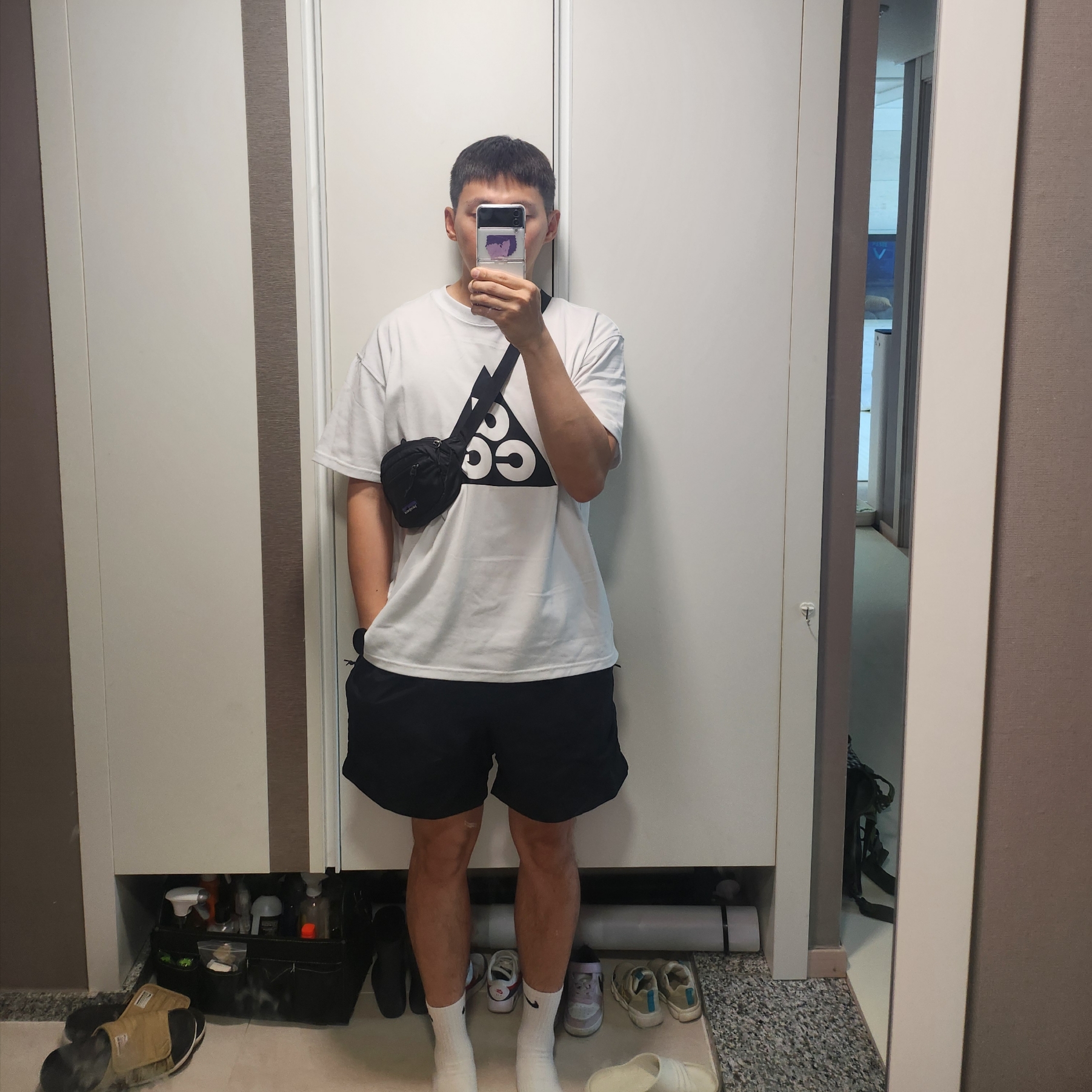 Nike ACG HBR Short Sleeve T-Shirt Summit White - Asia, Nike NRG ACG Trail Shorts Black Dark Smoke Grey - Asia 착용 스타일
