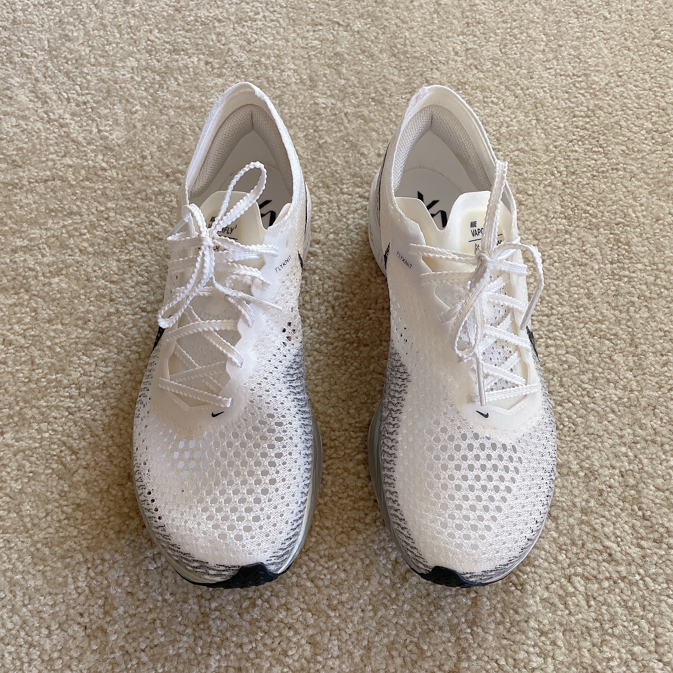 Nike ZoomX Vaporfly Next% 3 White Grey 착용 스타일 - 2