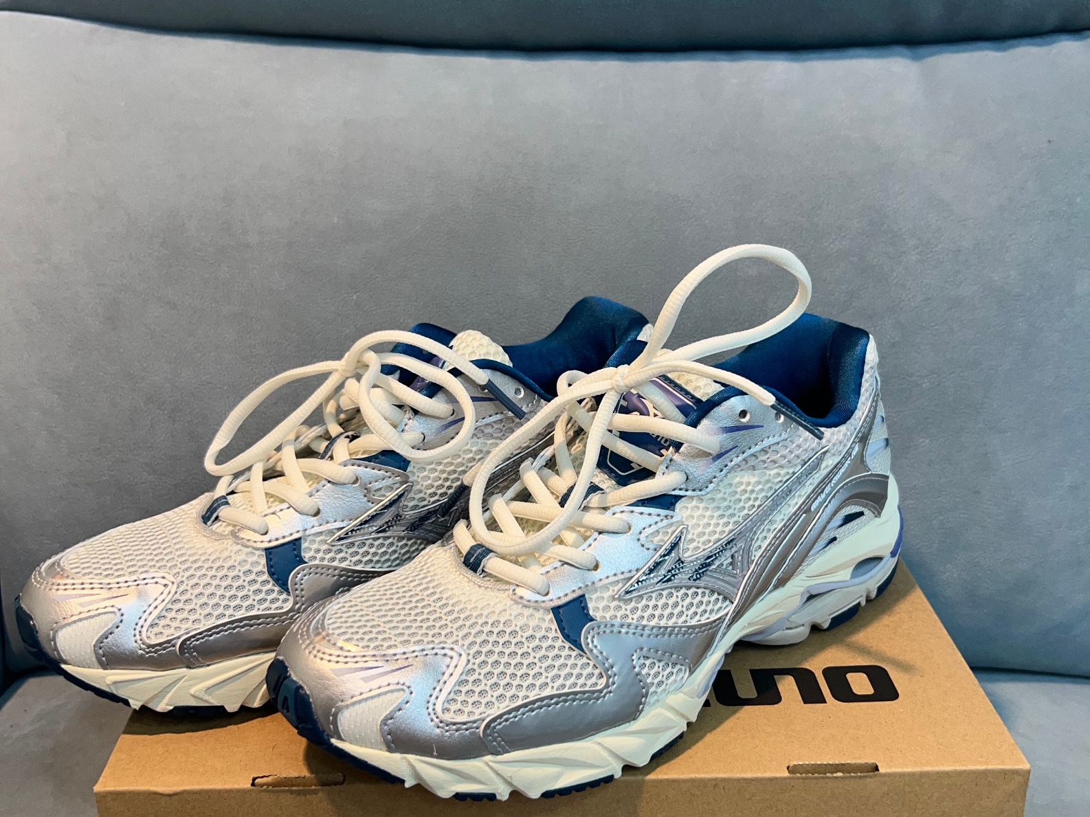 Mizuno Wave Rider 10 Arctic Ice Arctic Ice Snow White 착용 스타일 - 2