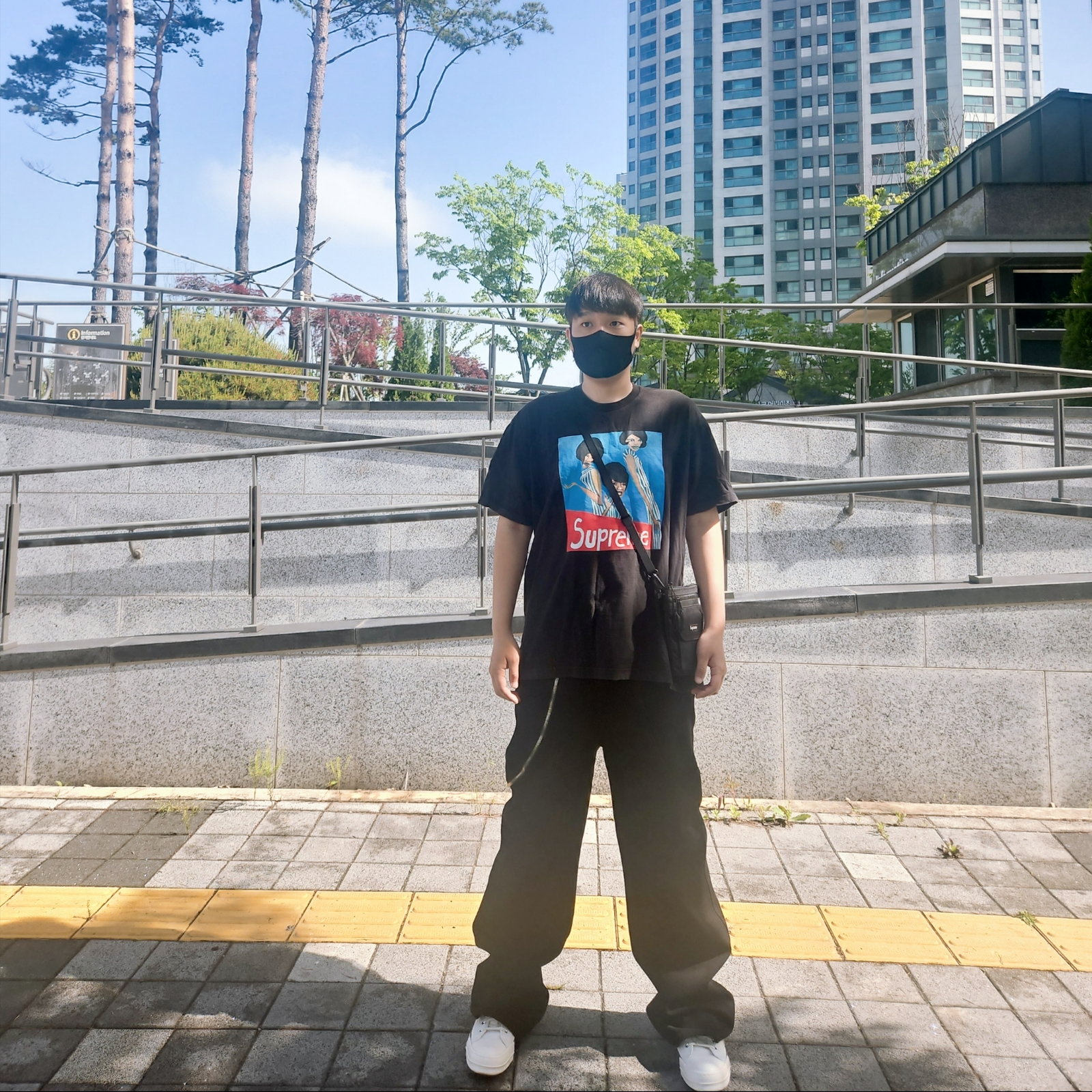 Converse x Drkshdw Drkstr Chuck 70 Ox White, Supreme Shoulder Bag Black - 19FW 착용 스타일 - 1