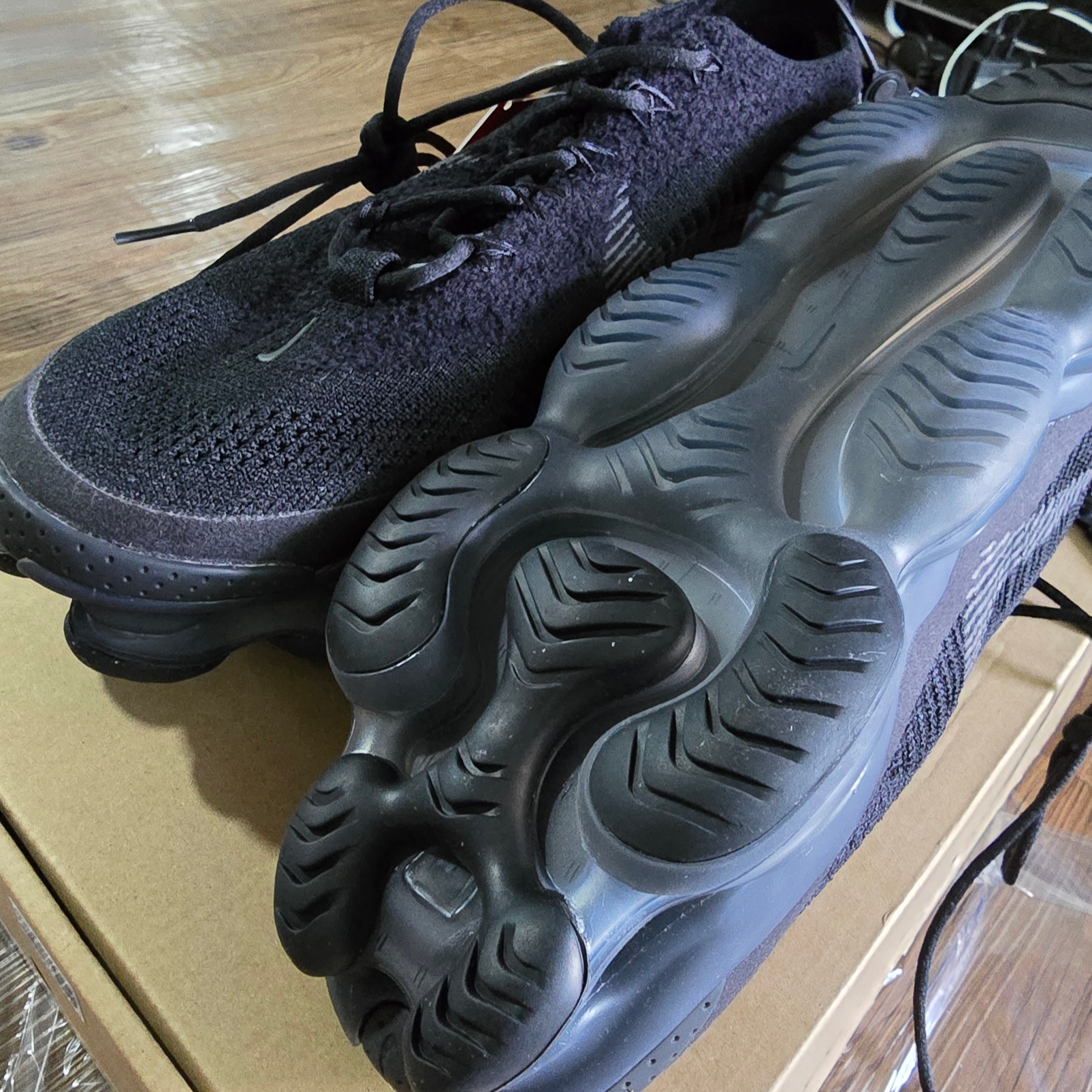 Nike Air Max Scorpion Flyknit Black Anthracite 착용 스타일 - 1