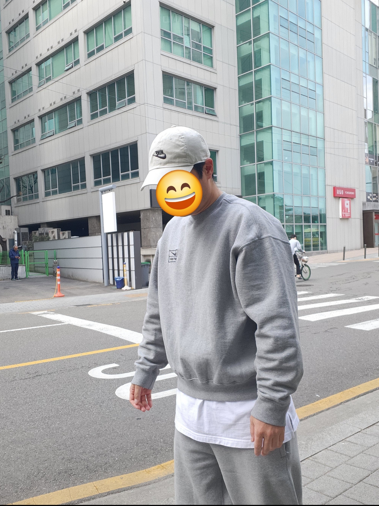 Nike x Stussy NRG Fleece Crewneck Dark Grey Heather (DO9337-063), Nike x Stussy NRG Fleece Pants Dark Grey Heather (DO9340-063) 착용 스타일