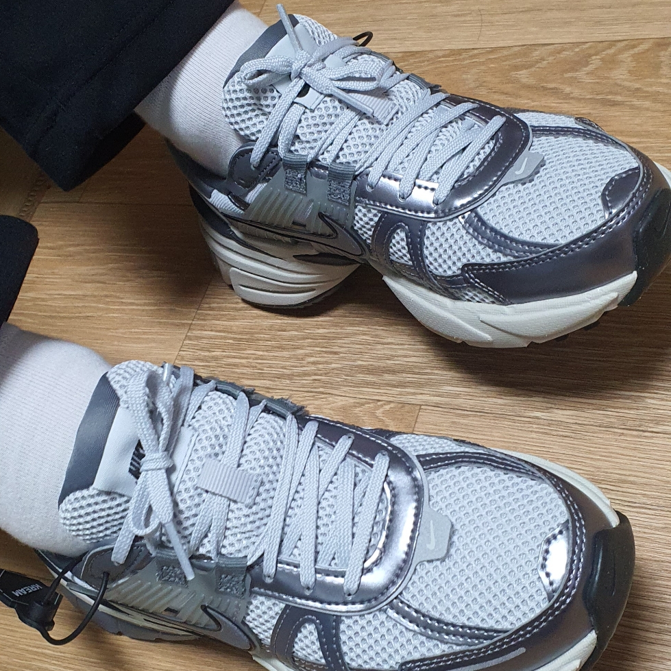 Nike V2K Run Pure Platinum Wolf Grey 착용 스타일