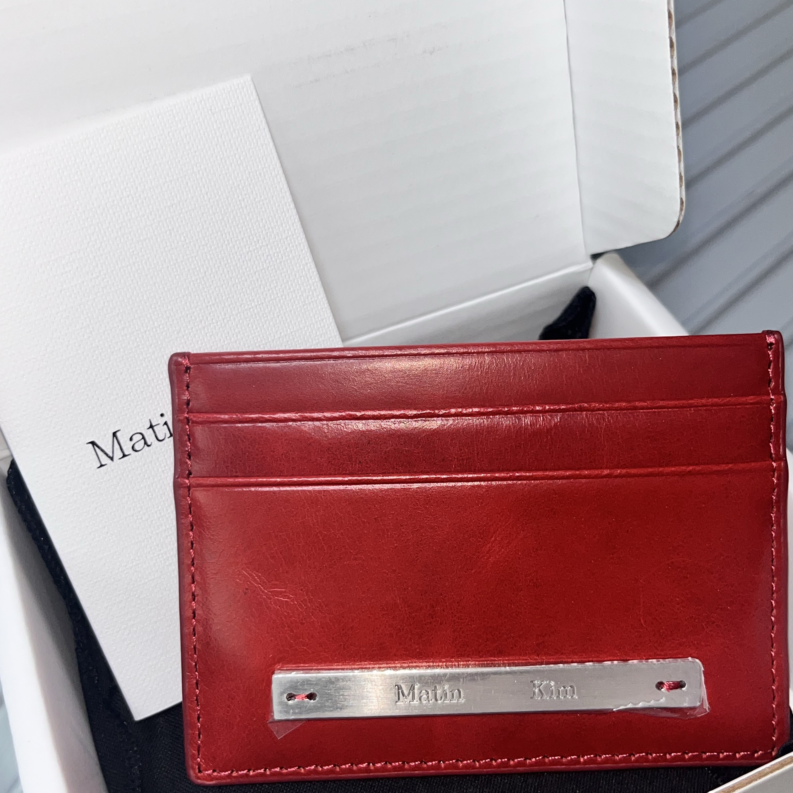 Matin Kim Vintage Card Wallet Red 착용 스타일
