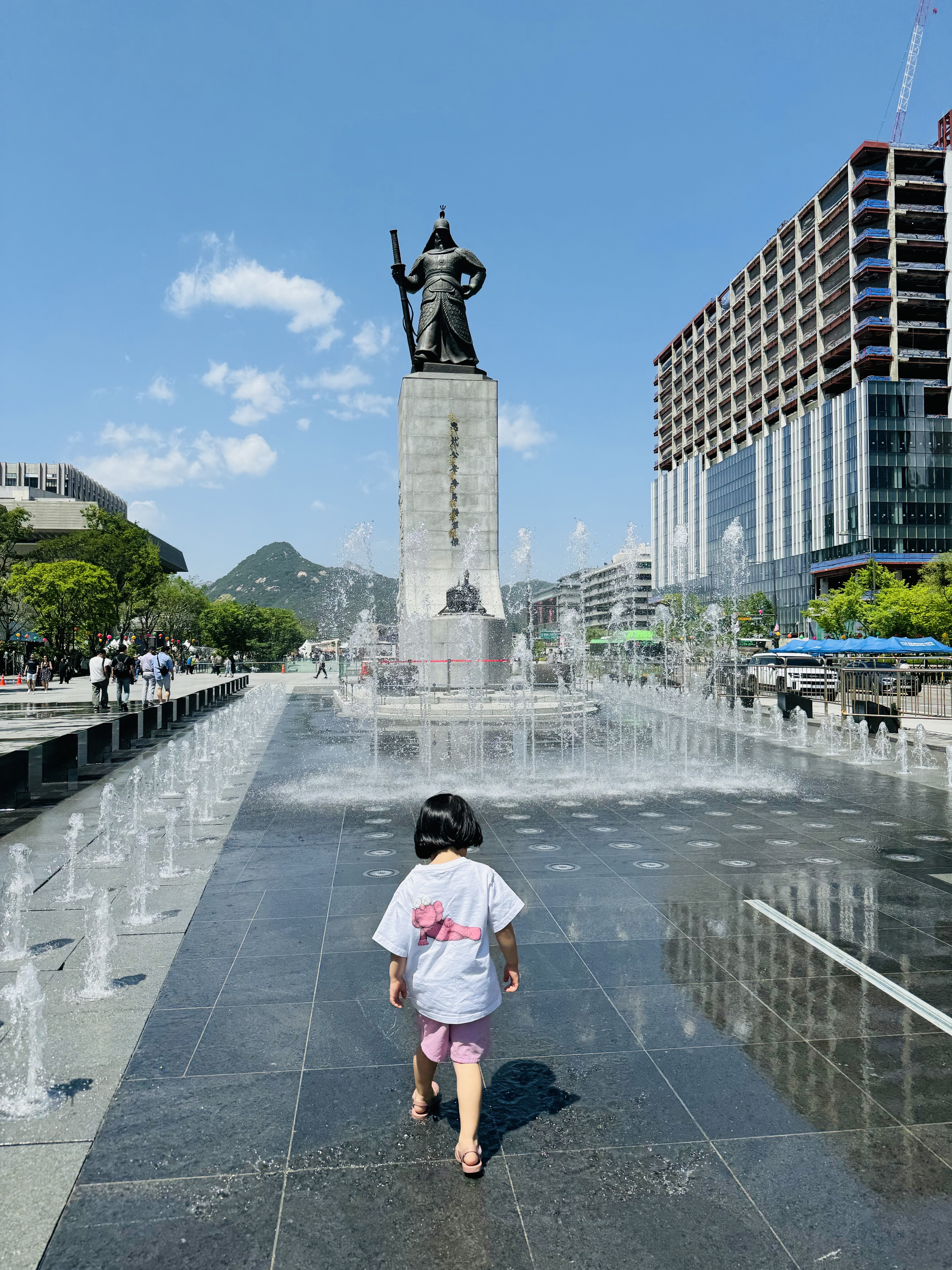 (Kids) Uniqlo UT x Kaws Short Sleeve Graphic T-Shirt White, (Kids) Patagonia Funhoggers Cotton Shorts Sunfade Pink 착용 스타일