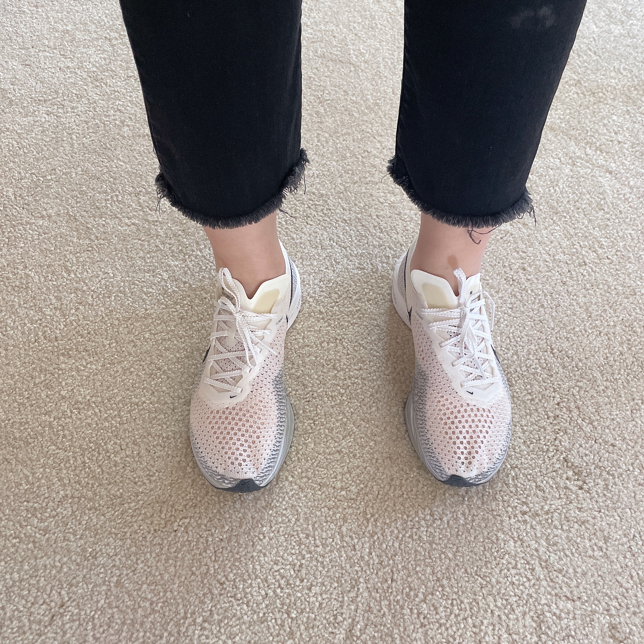 Nike ZoomX Vaporfly Next% 3 White Grey 착용 스타일 - 4