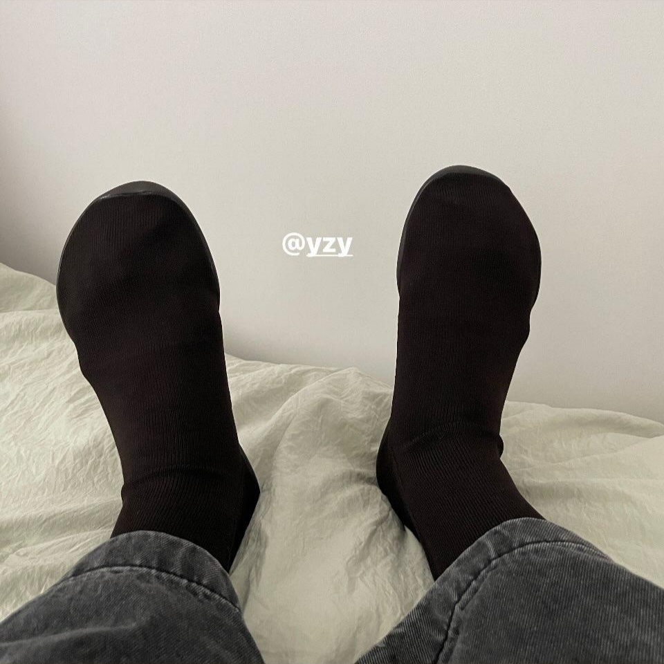 Yeezy YZY Pods Black 착용 스타일 - 1