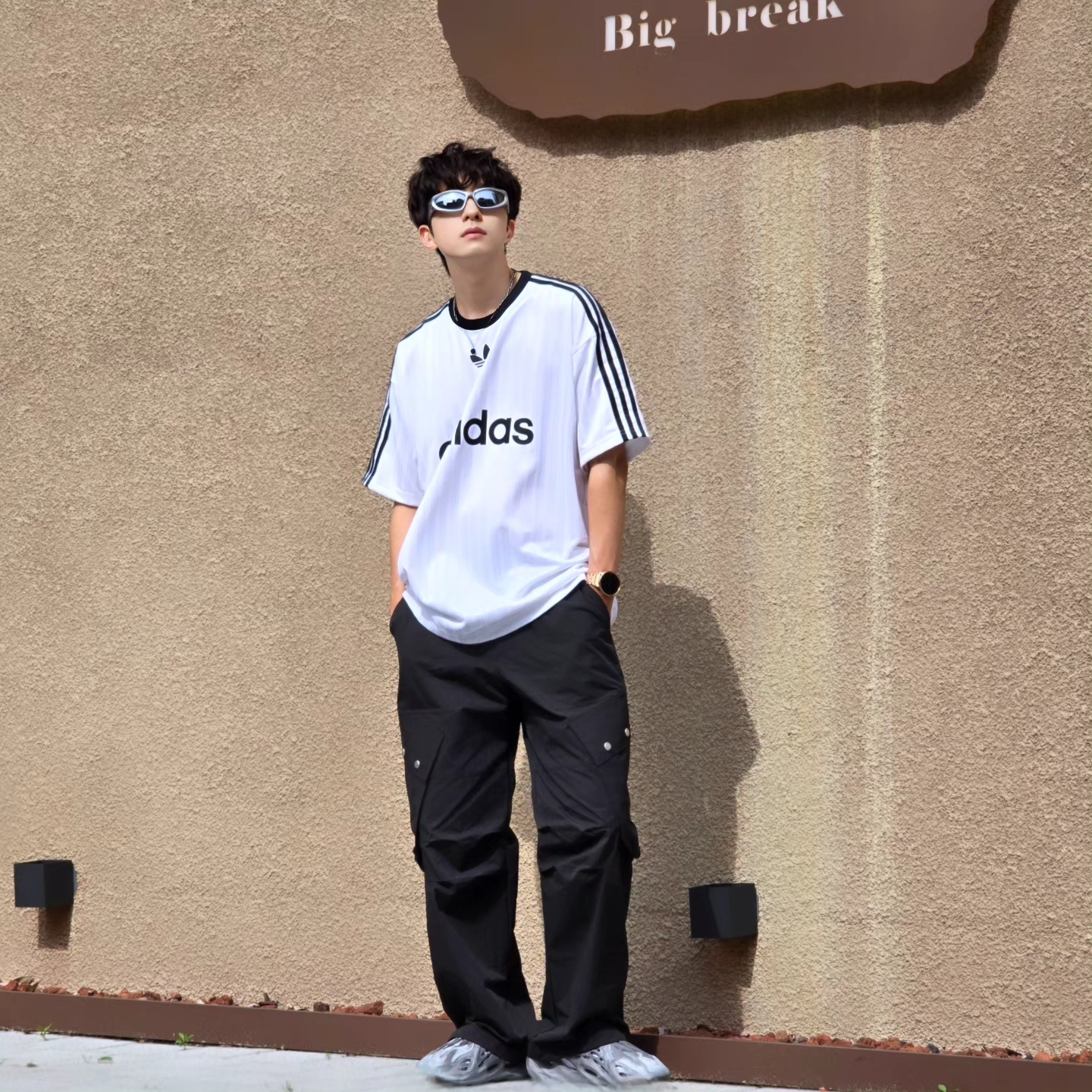 Adidas Adicolor T-Shirt White Black - KR Sizing, Adidas Yeezy Foam RNNR MX Granite 착용 스타일 - 1